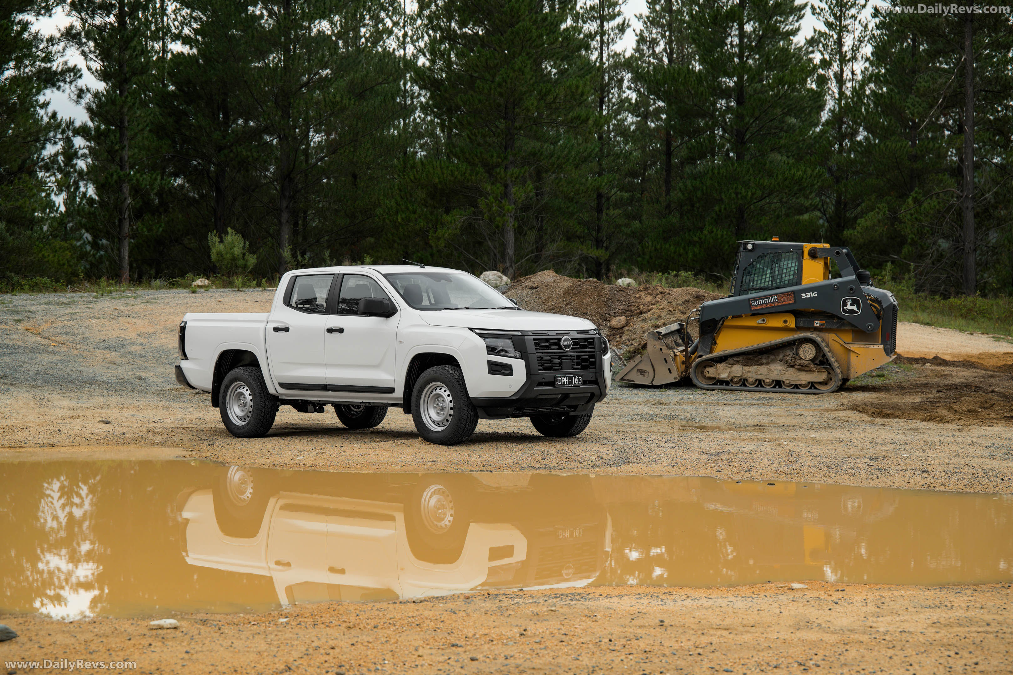 2026 Nissan Navara SL Front View