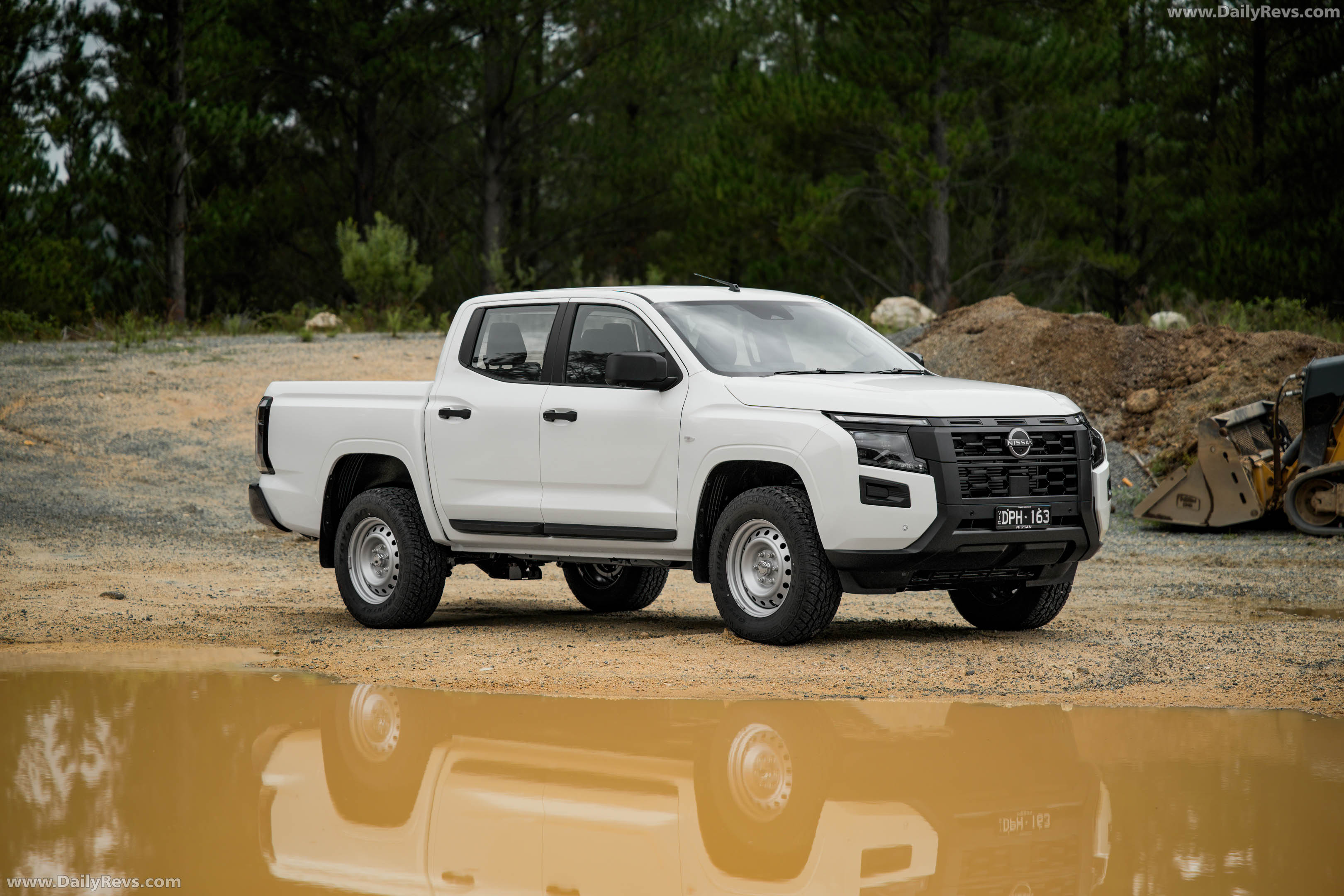 2026 Nissan Navara SL Front View