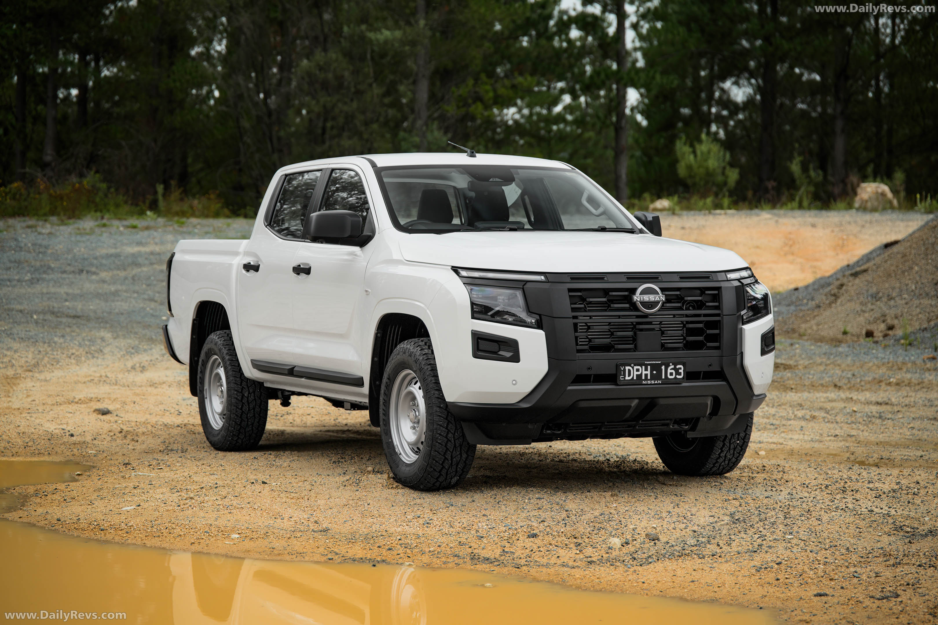 2026 Nissan Navara SL Front View
