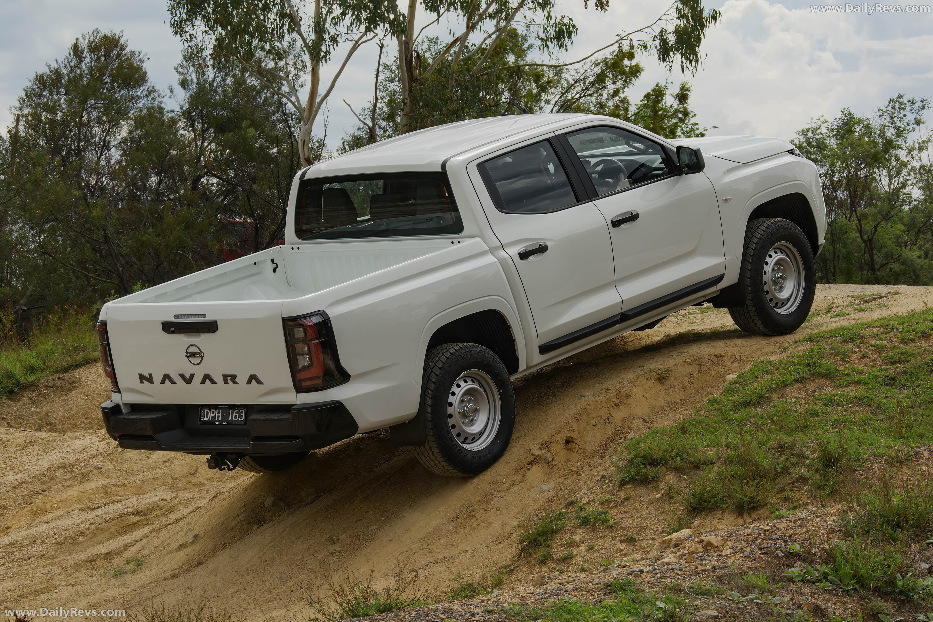 2026 Nissan Navara SL Rear View
