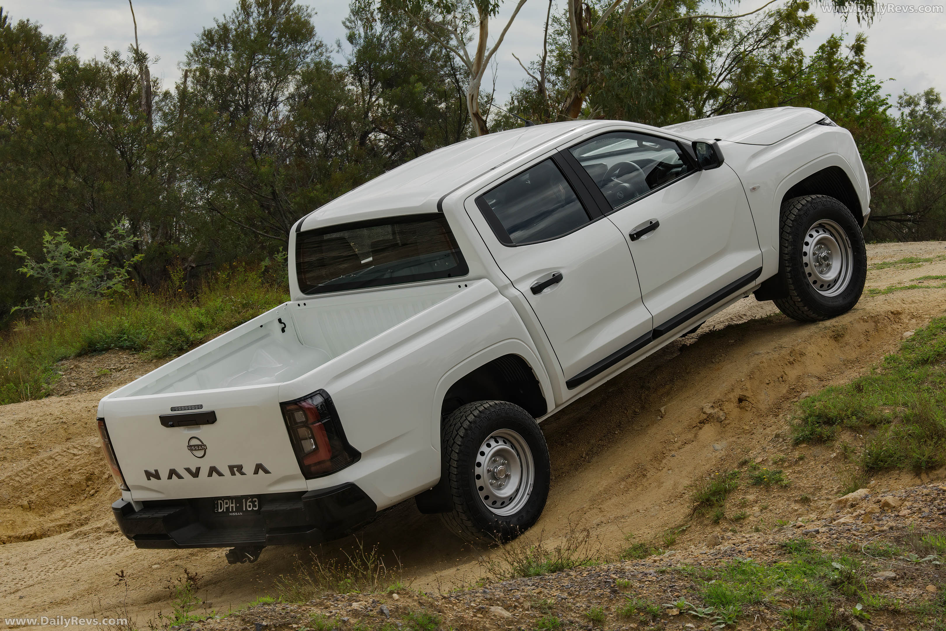 2026 Nissan Navara SL Rear View