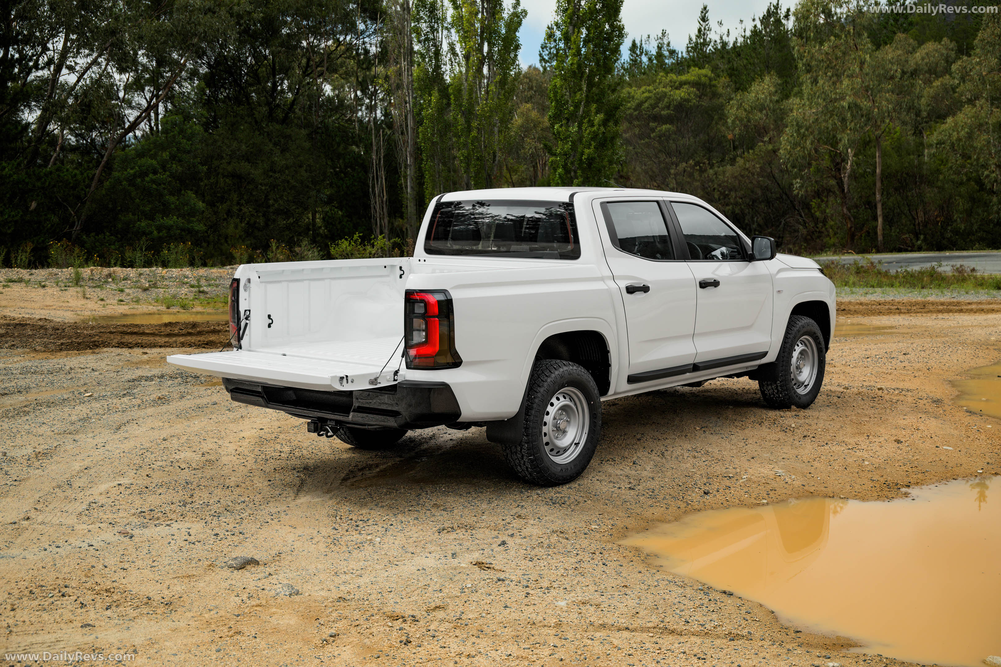 2026 Nissan Navara SL Rear View