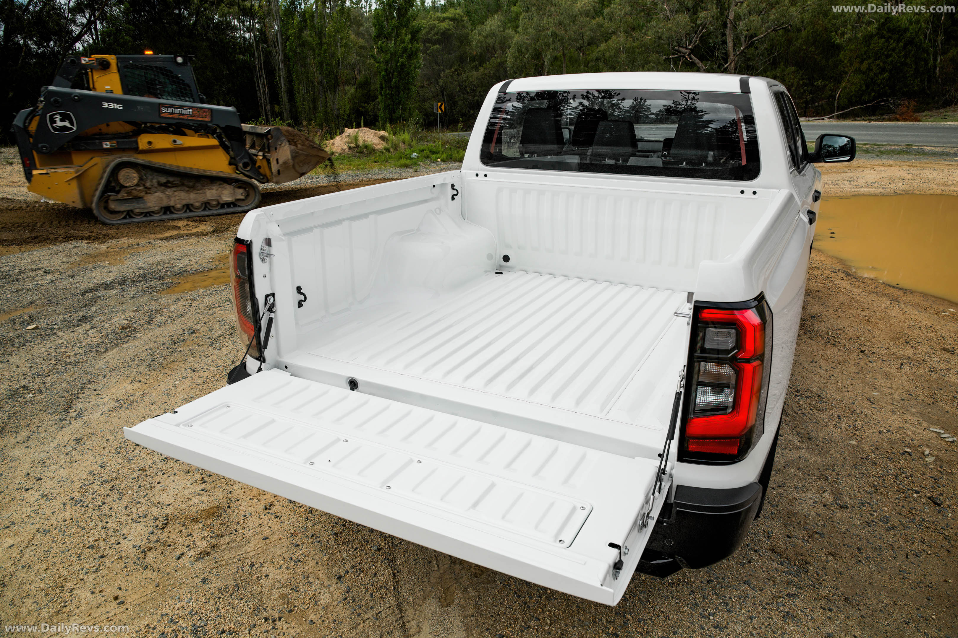 2026 Nissan Navara SL Rear View