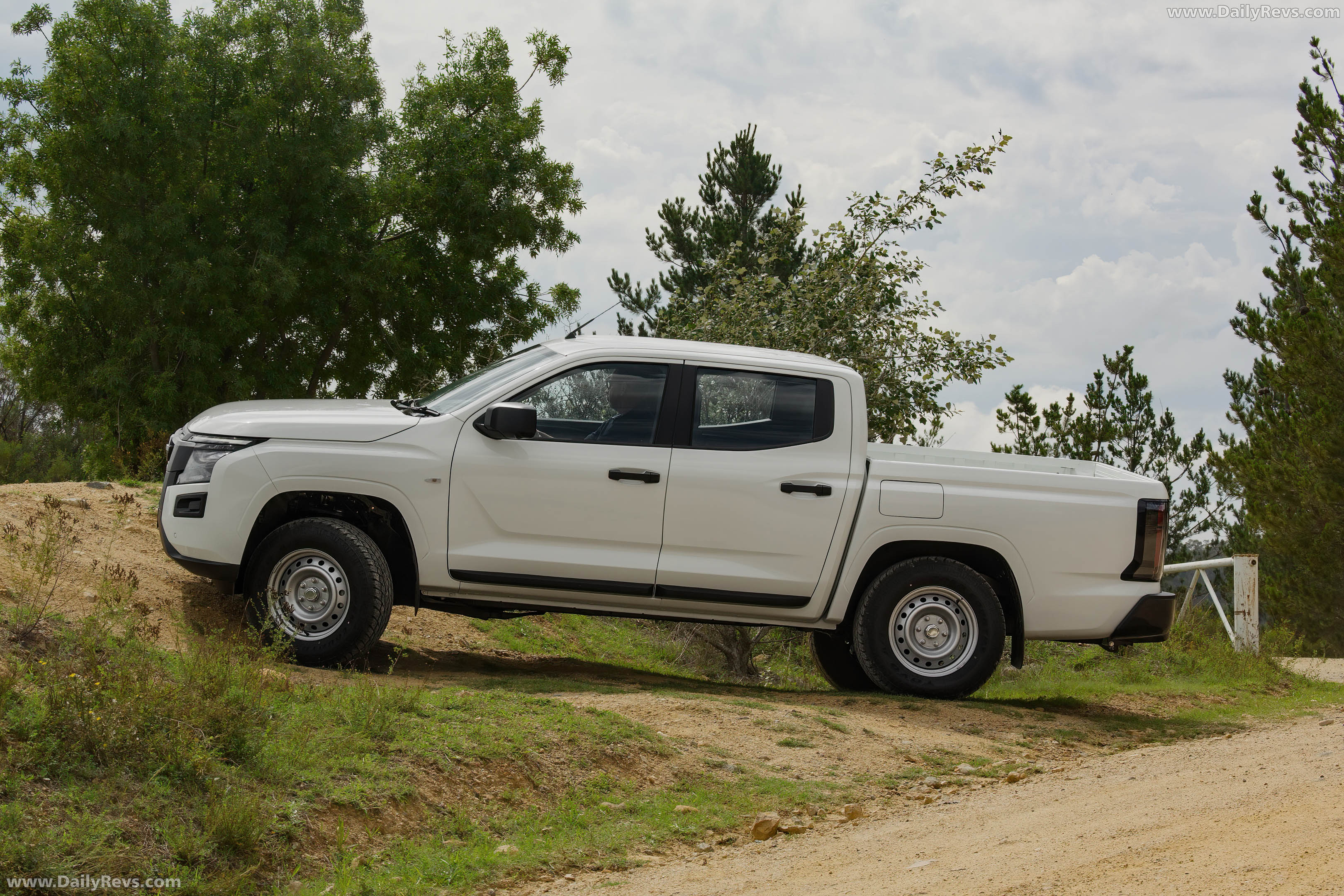 2026 Nissan Navara SL Side View