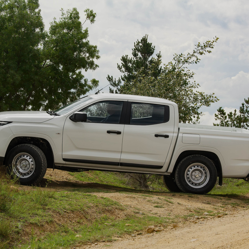 2026 Nissan Navara SL Side View