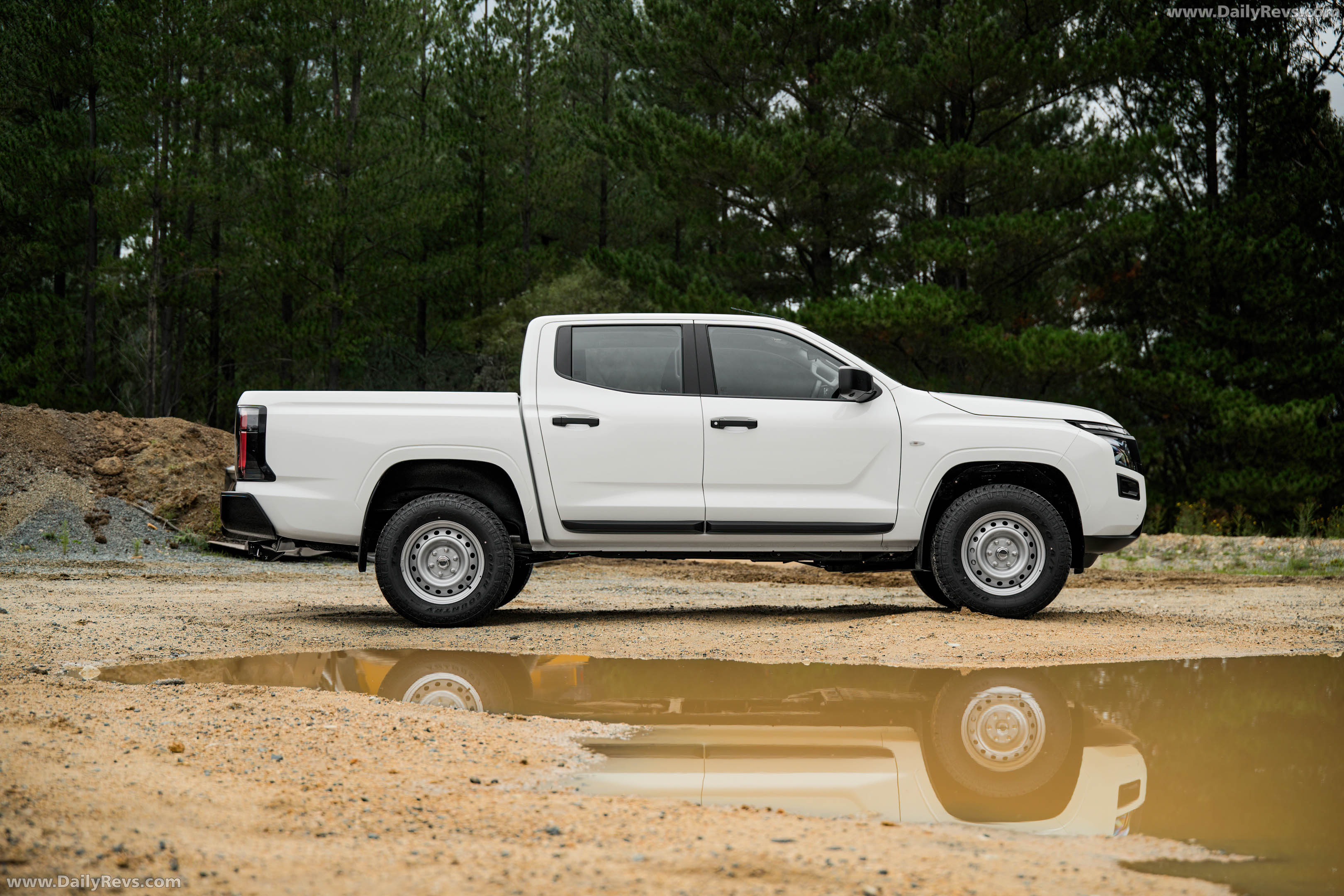 2026 Nissan Navara SL Side View