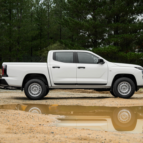 2026 Nissan Navara SL Side View