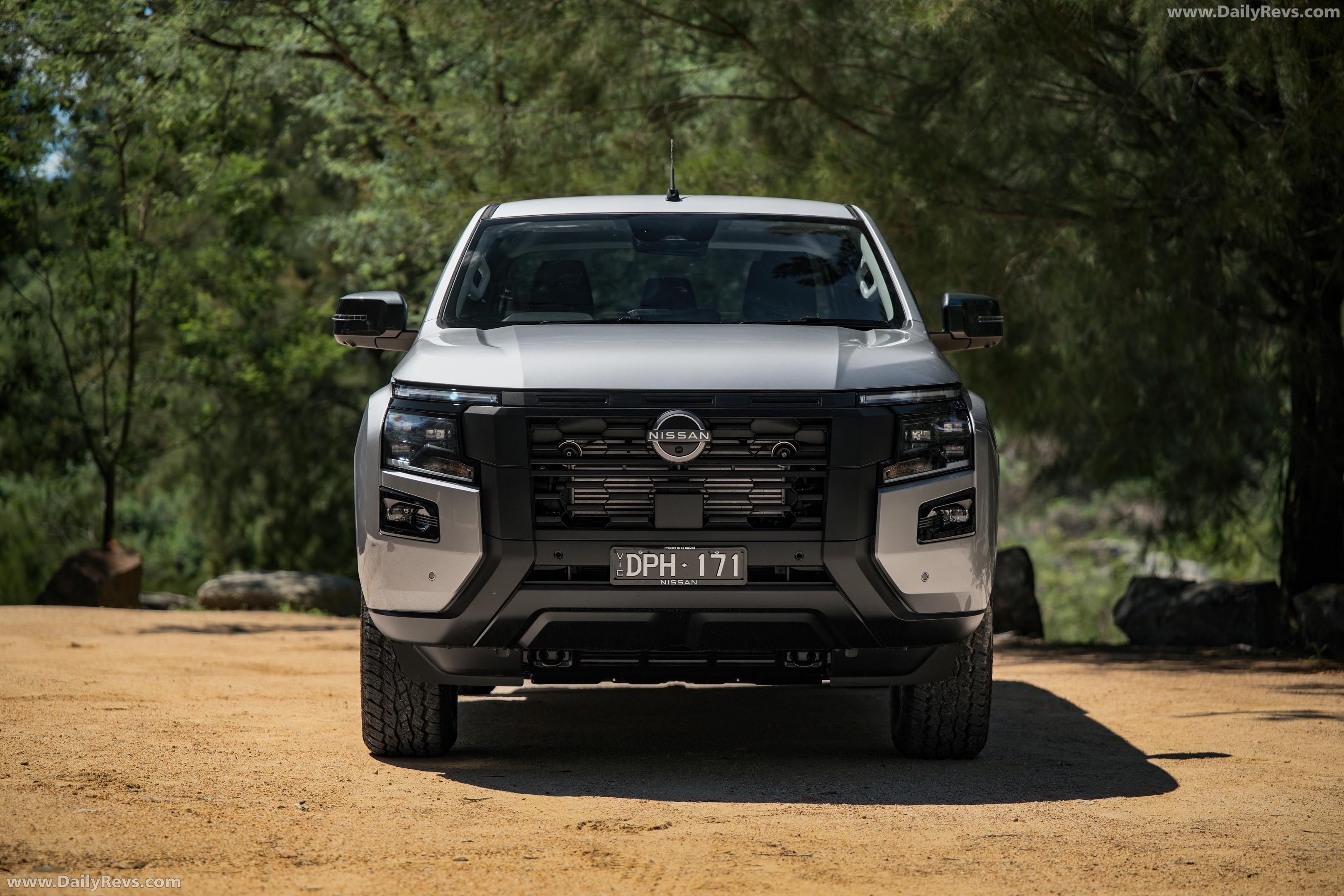 2026 Nissan Navara ST Front View
