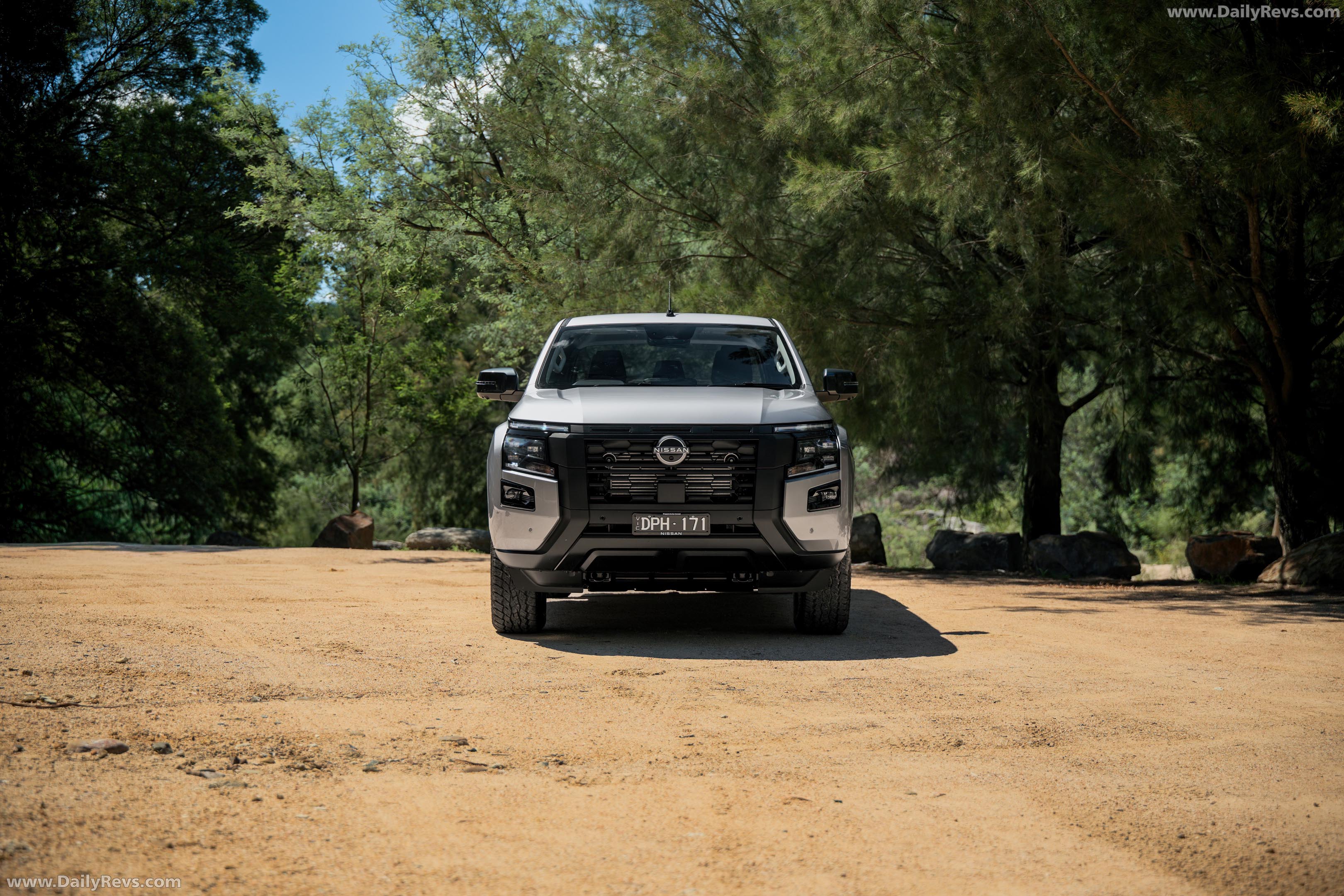 2026 Nissan Navara ST Front View