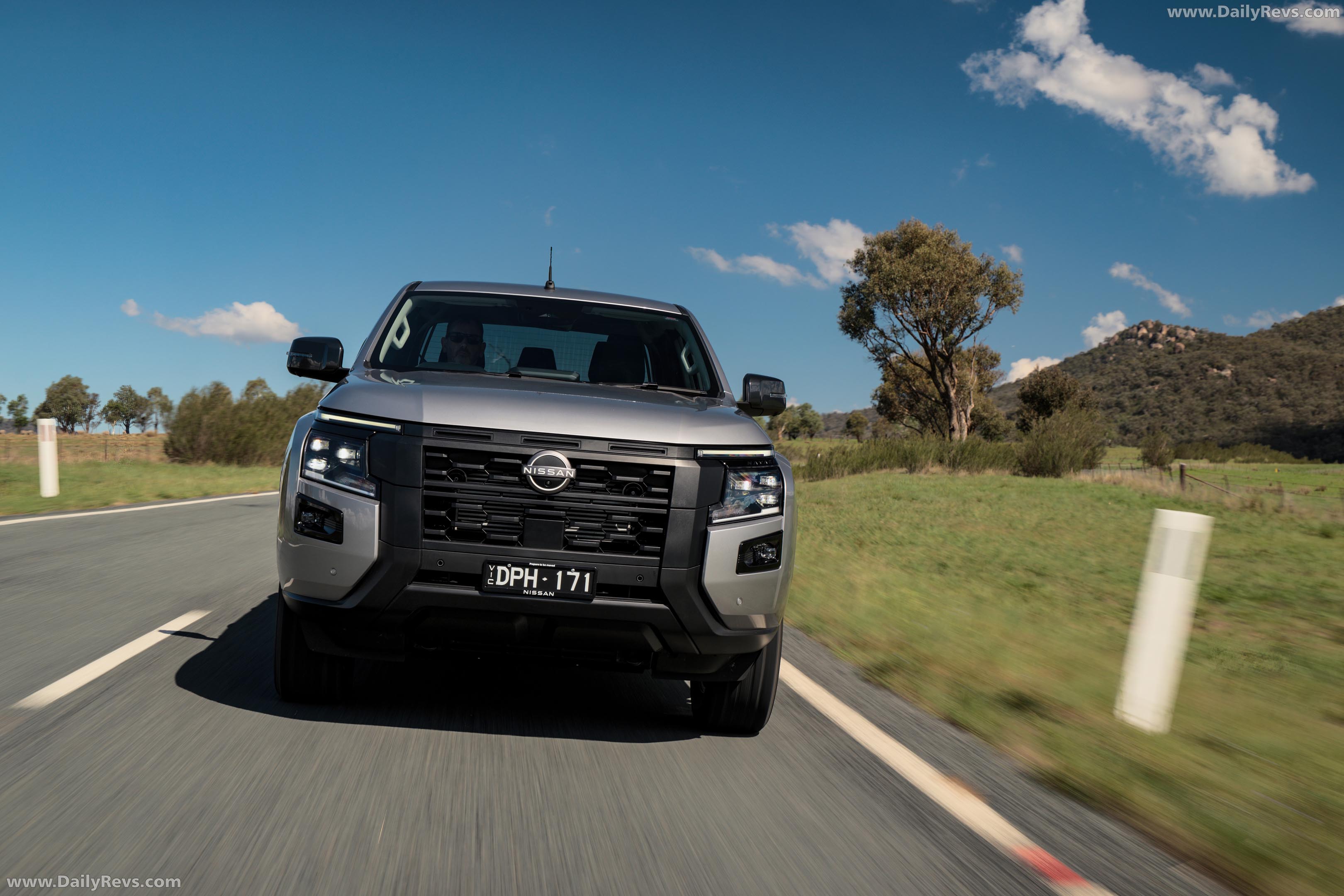 2026 Nissan Navara ST Front View