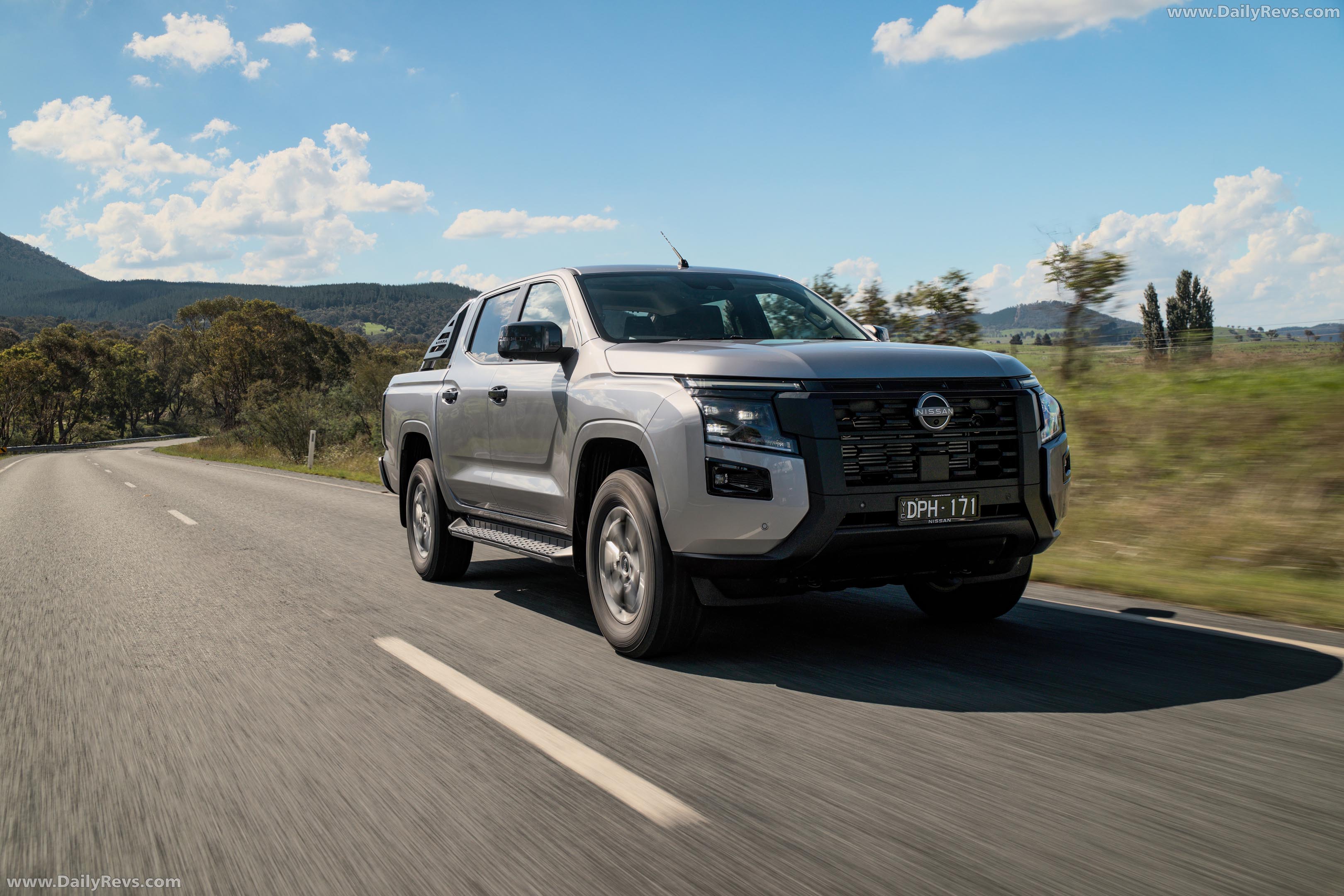 2026 Nissan Navara ST Front View