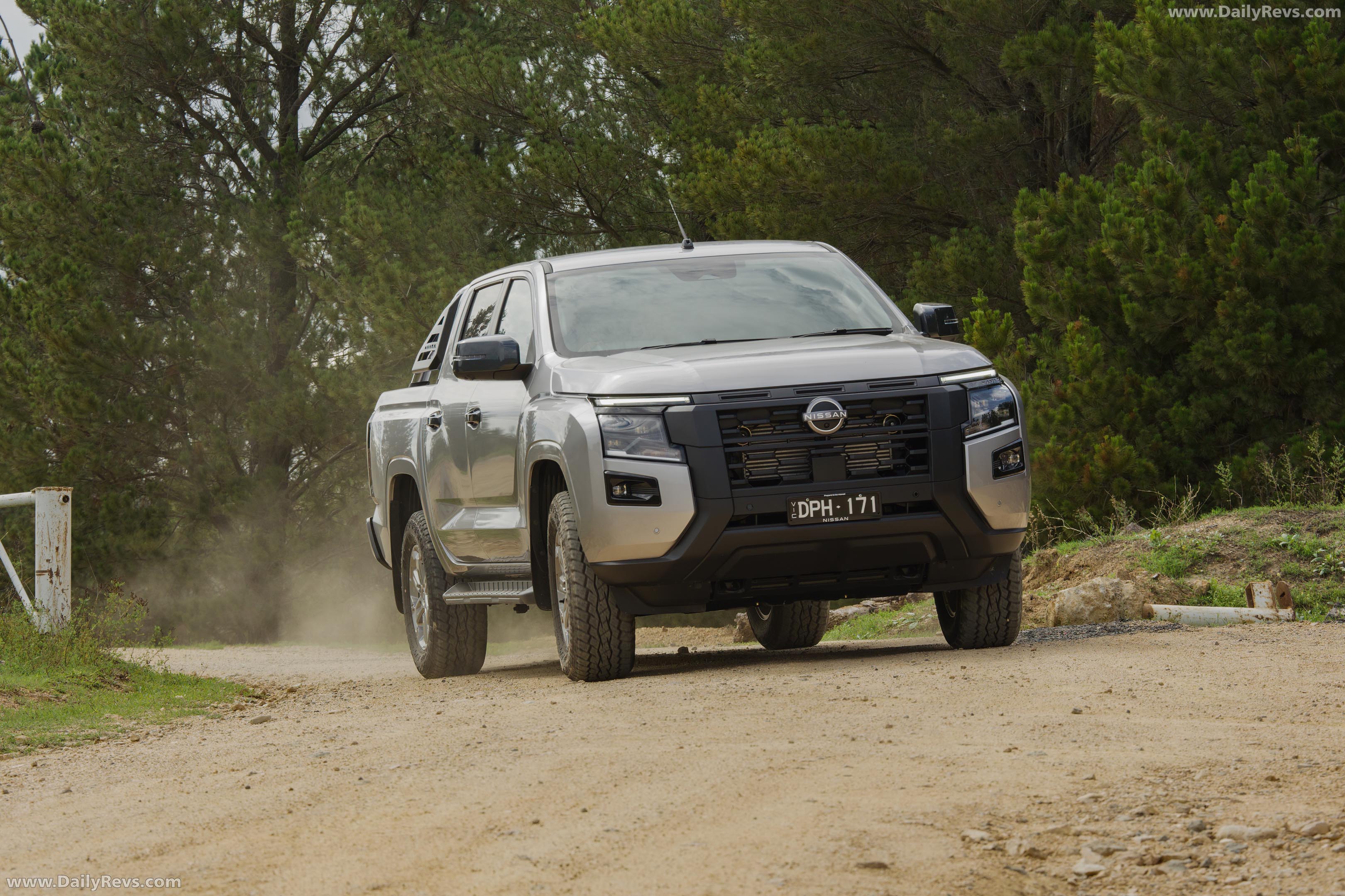 2026 Nissan Navara ST Front View