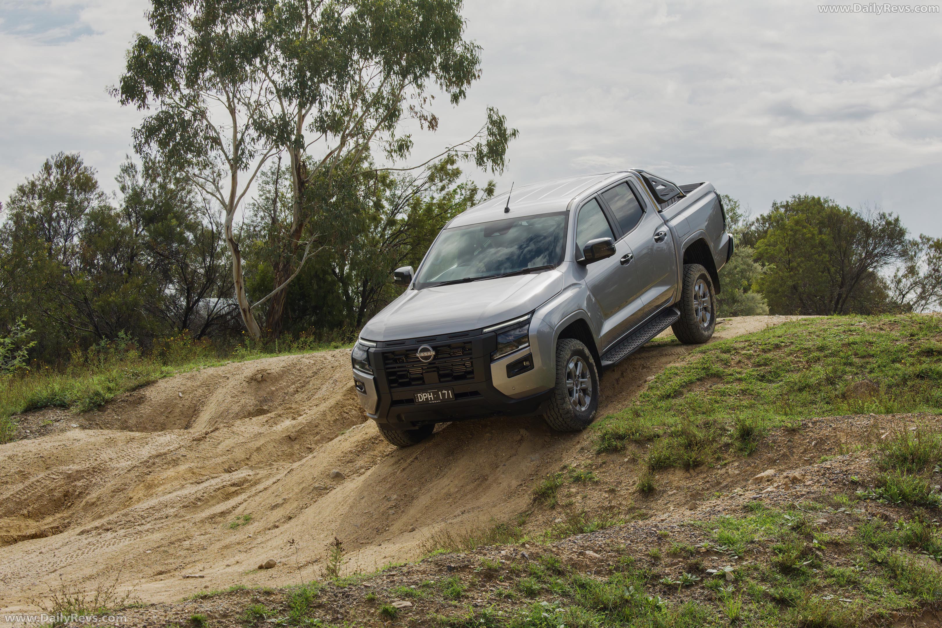 2026 Nissan Navara ST Front View