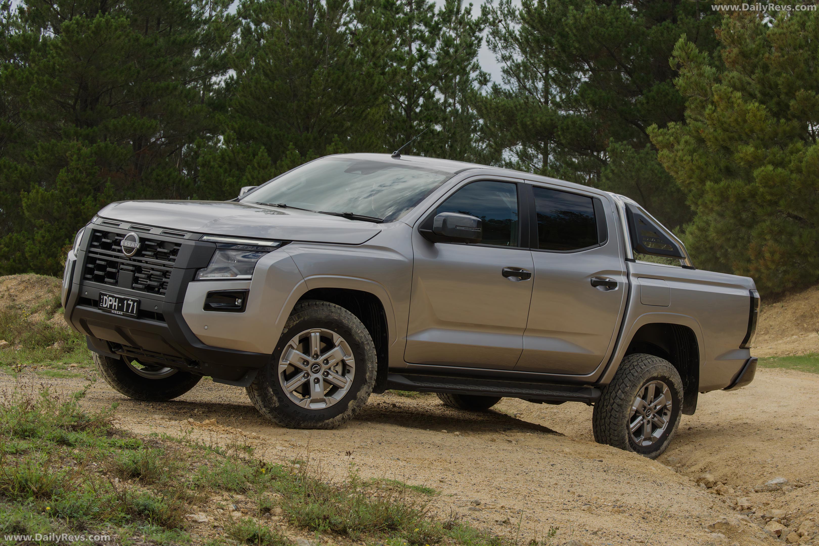 2026 Nissan Navara ST Front View