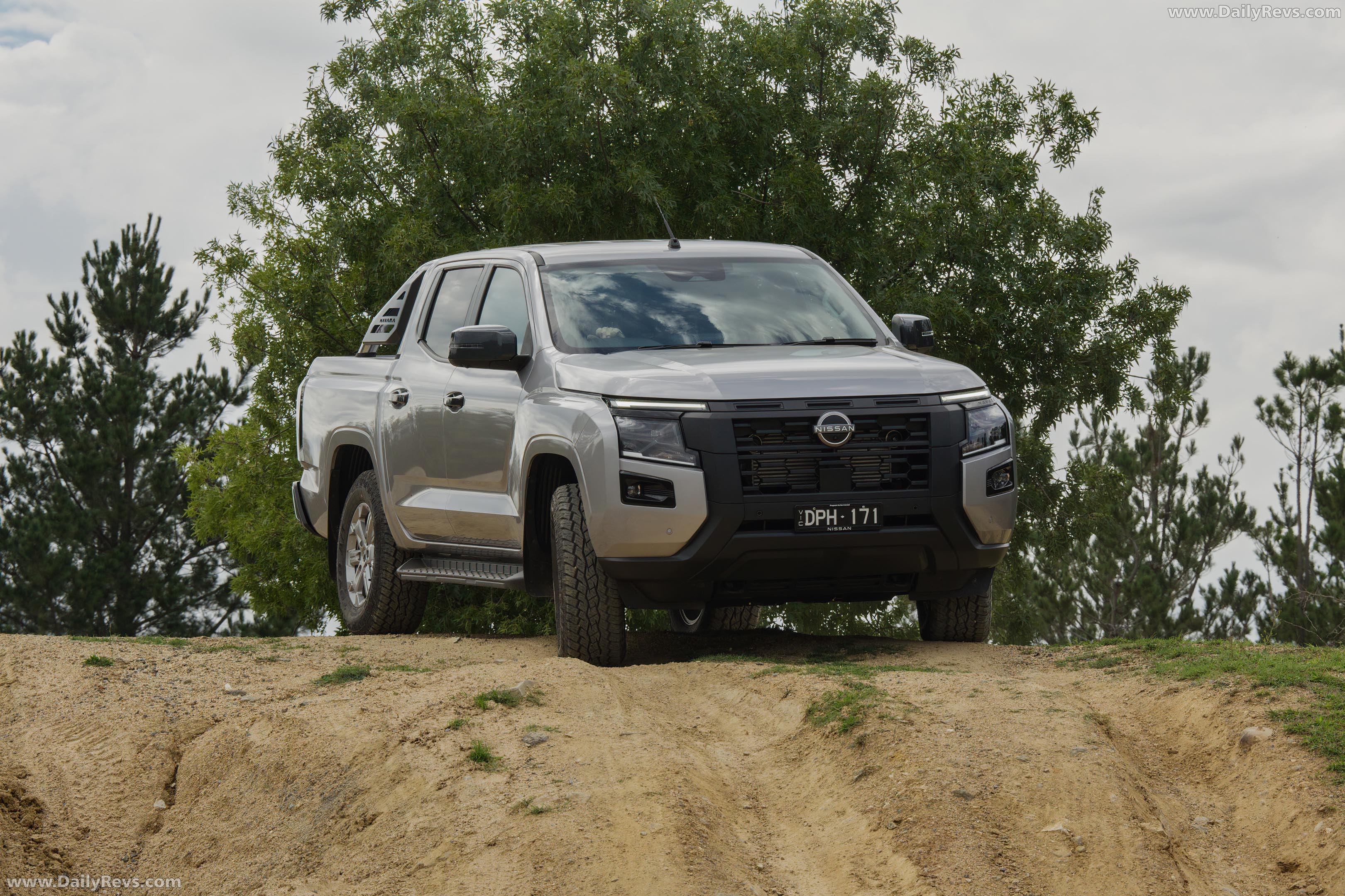 2026 Nissan Navara ST Front View