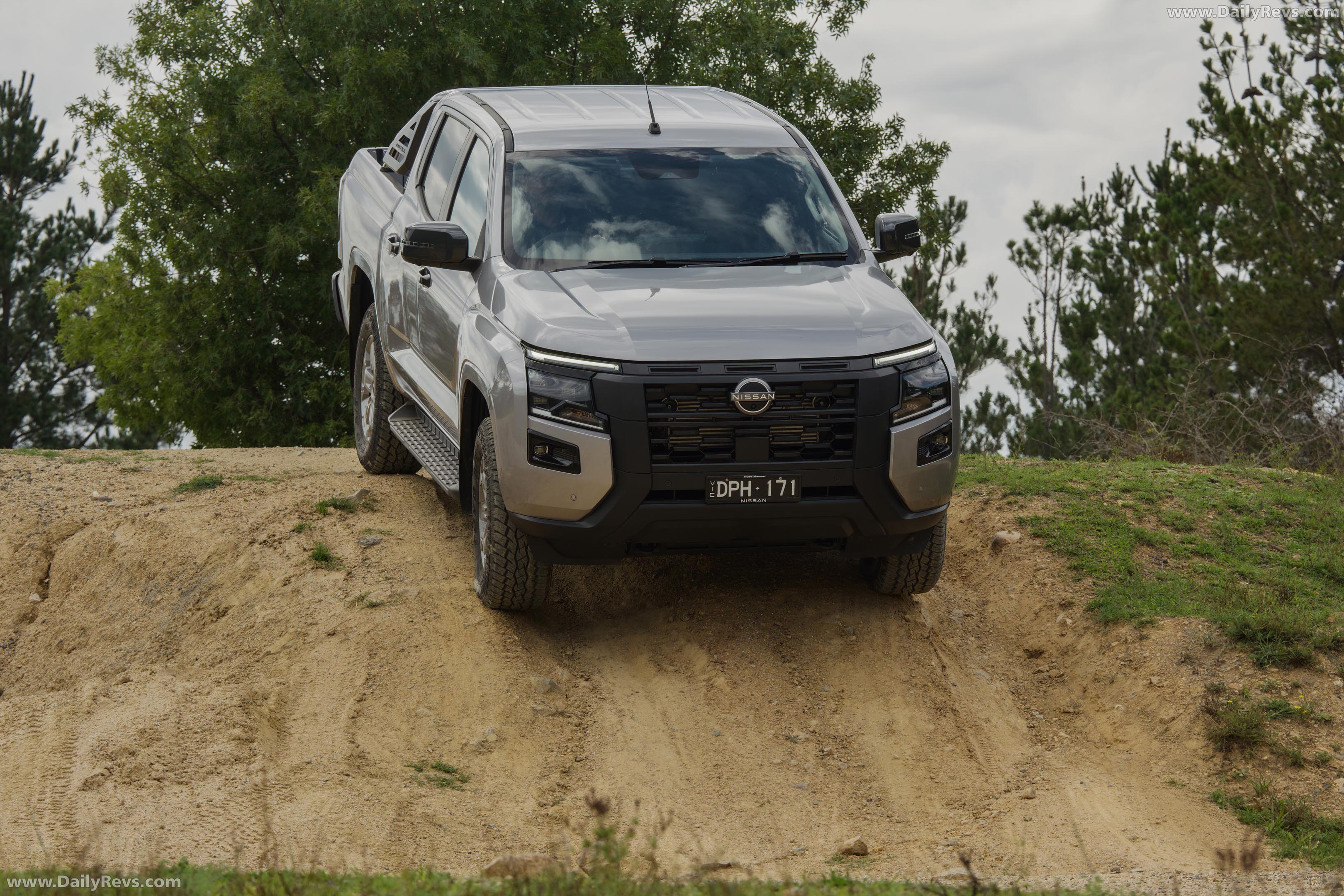 2026 Nissan Navara ST Front View