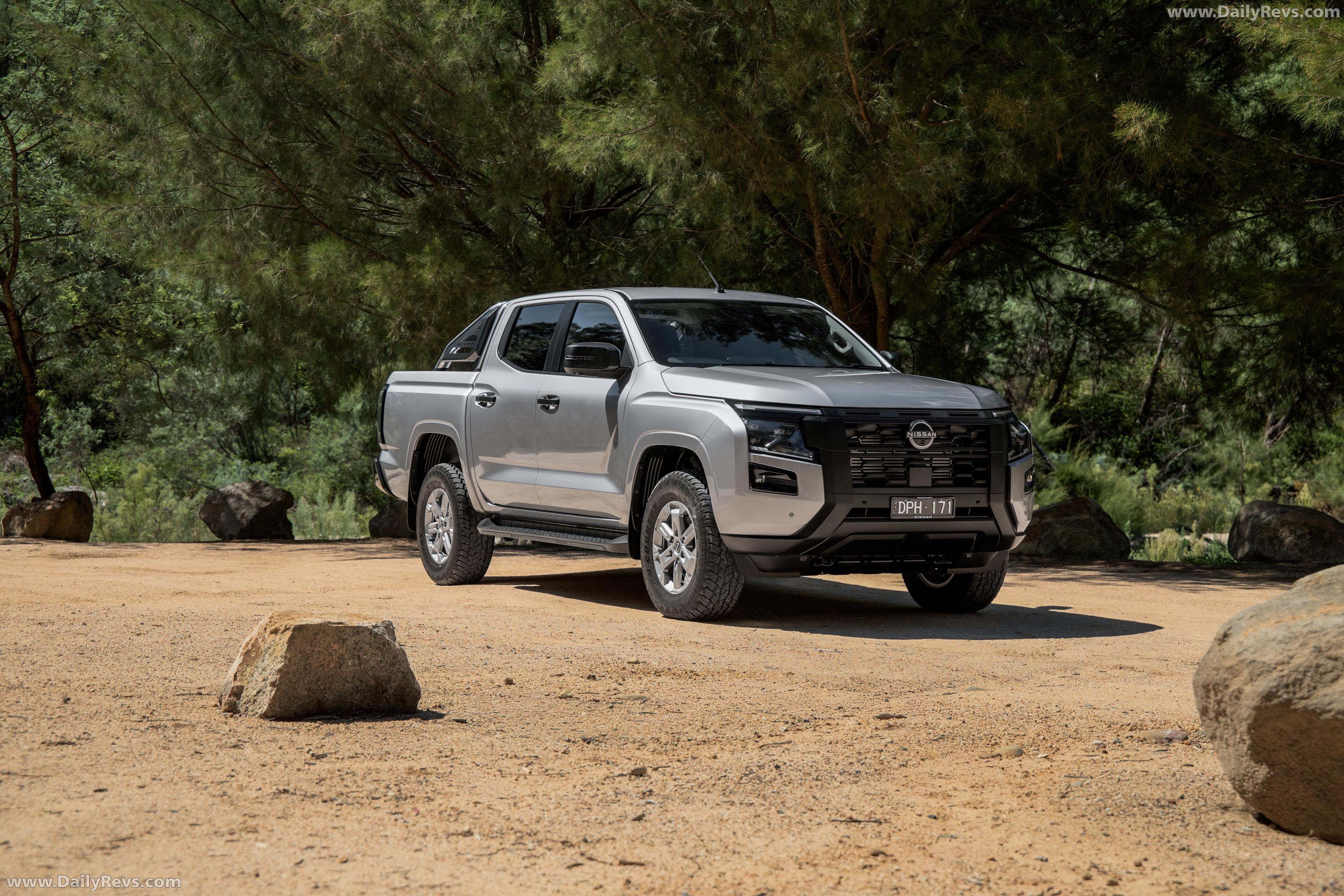 2026 Nissan Navara ST Front View