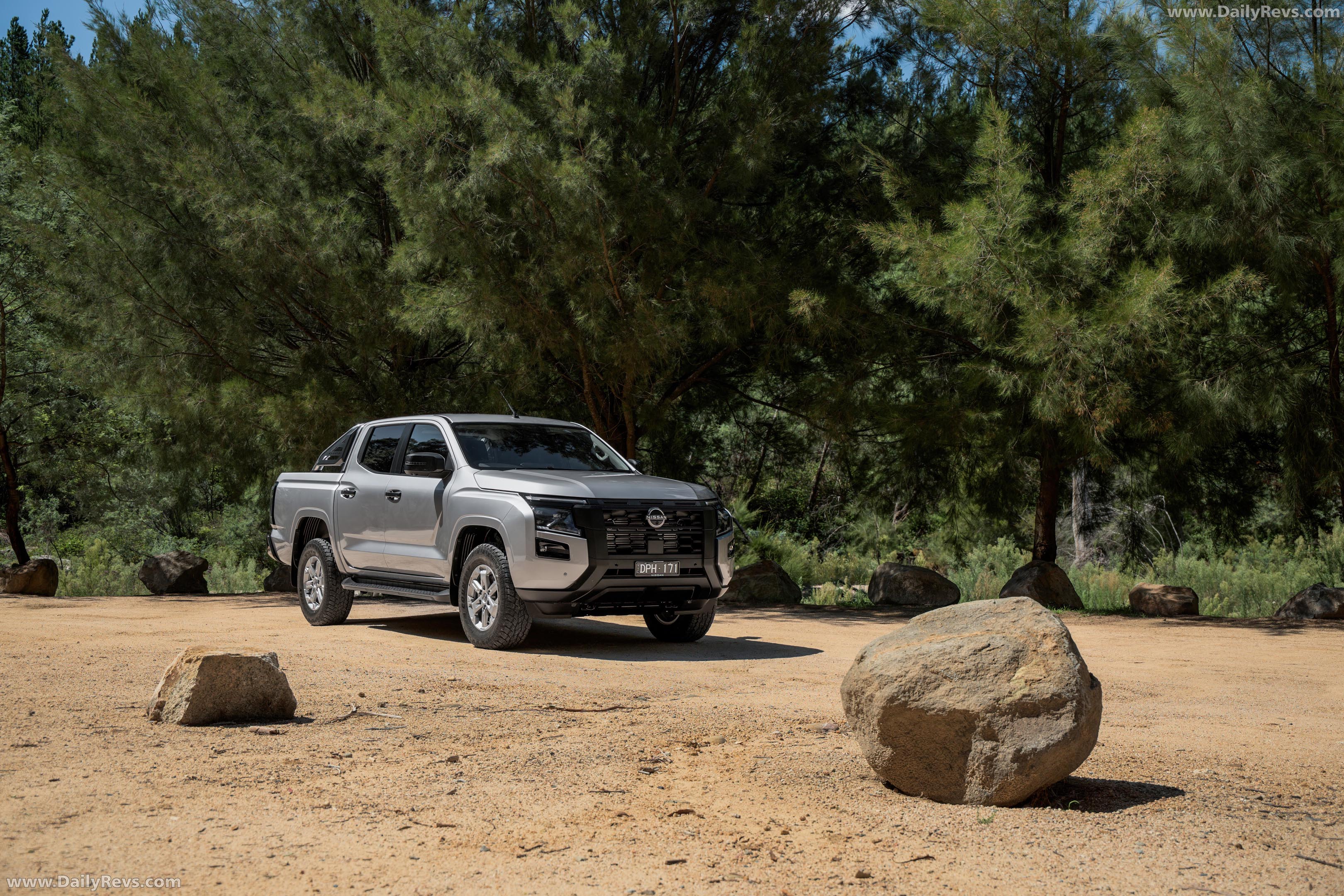 2026 Nissan Navara ST Front View