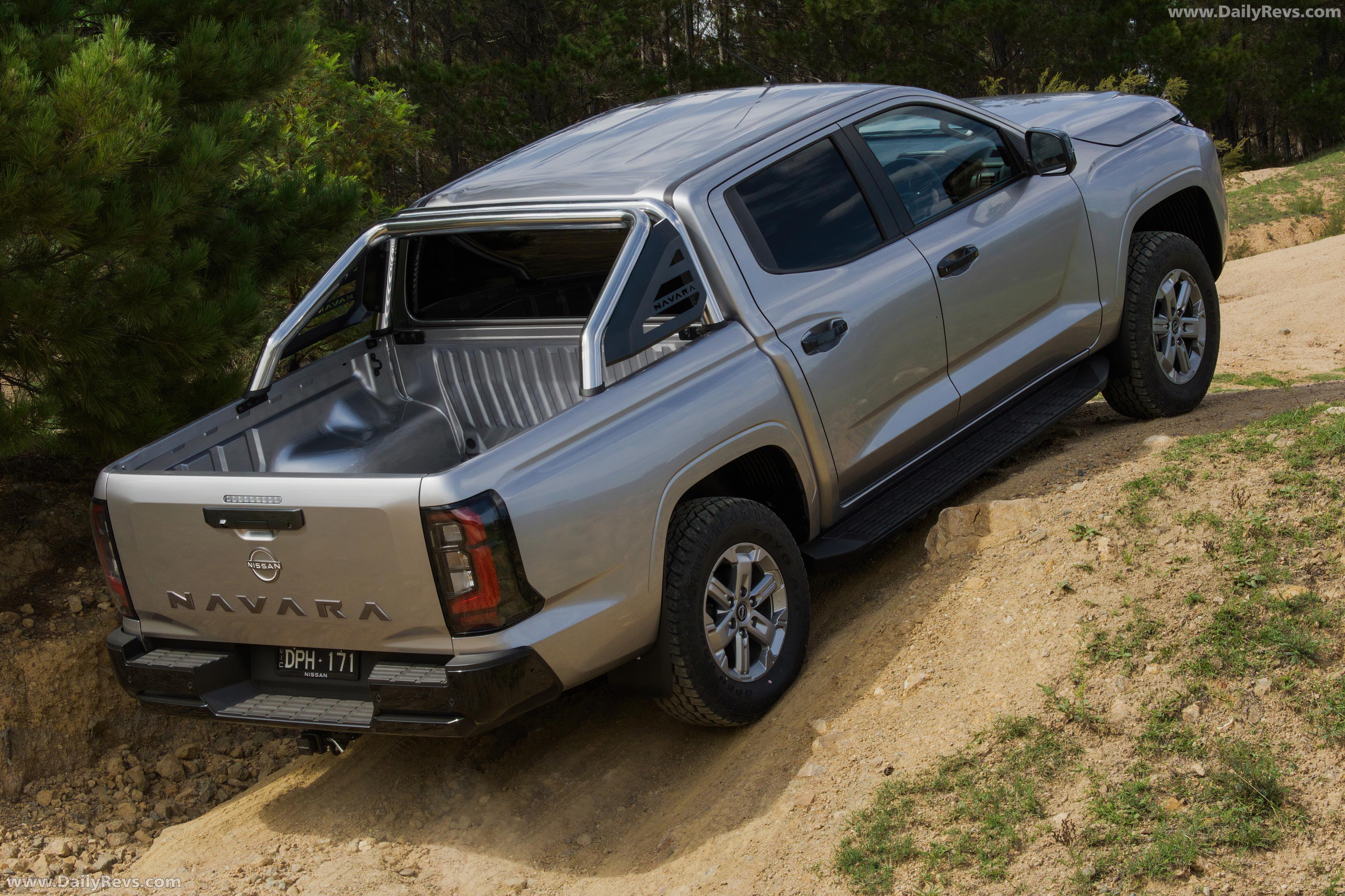 2026 Nissan Navara ST Rear View
