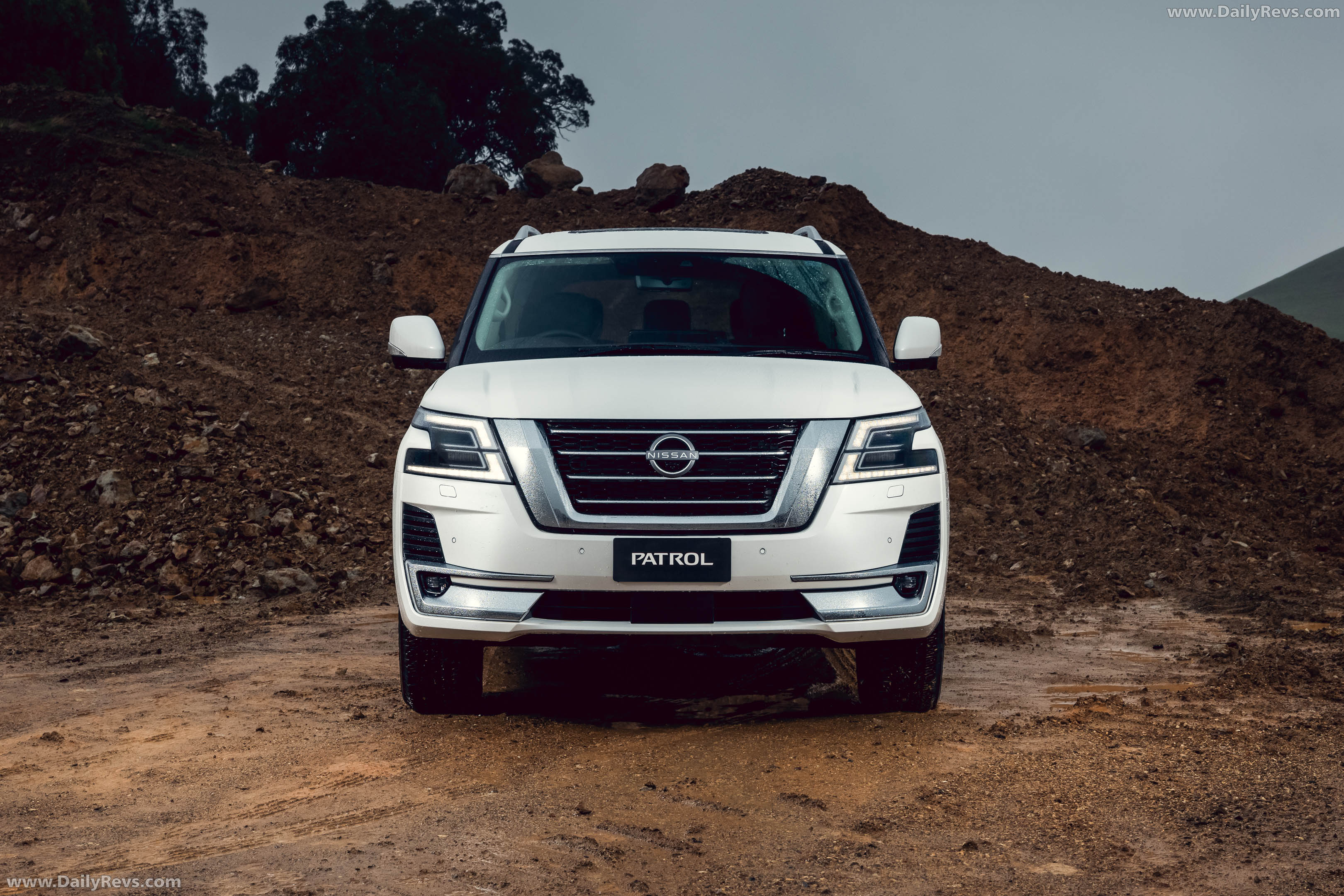 2022 Nissan Patrol Ti-L Y62 Front View