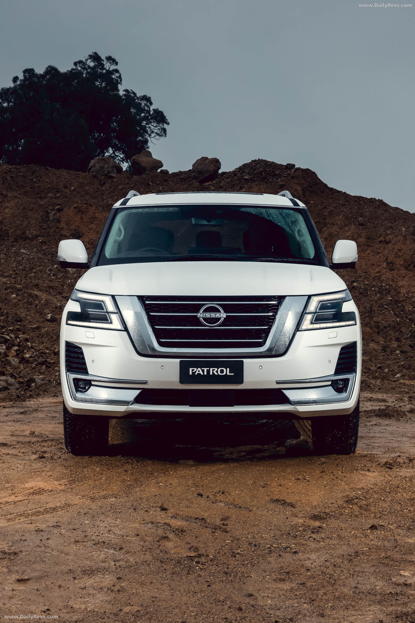 2022 Nissan Patrol Ti-L Y62 Front View