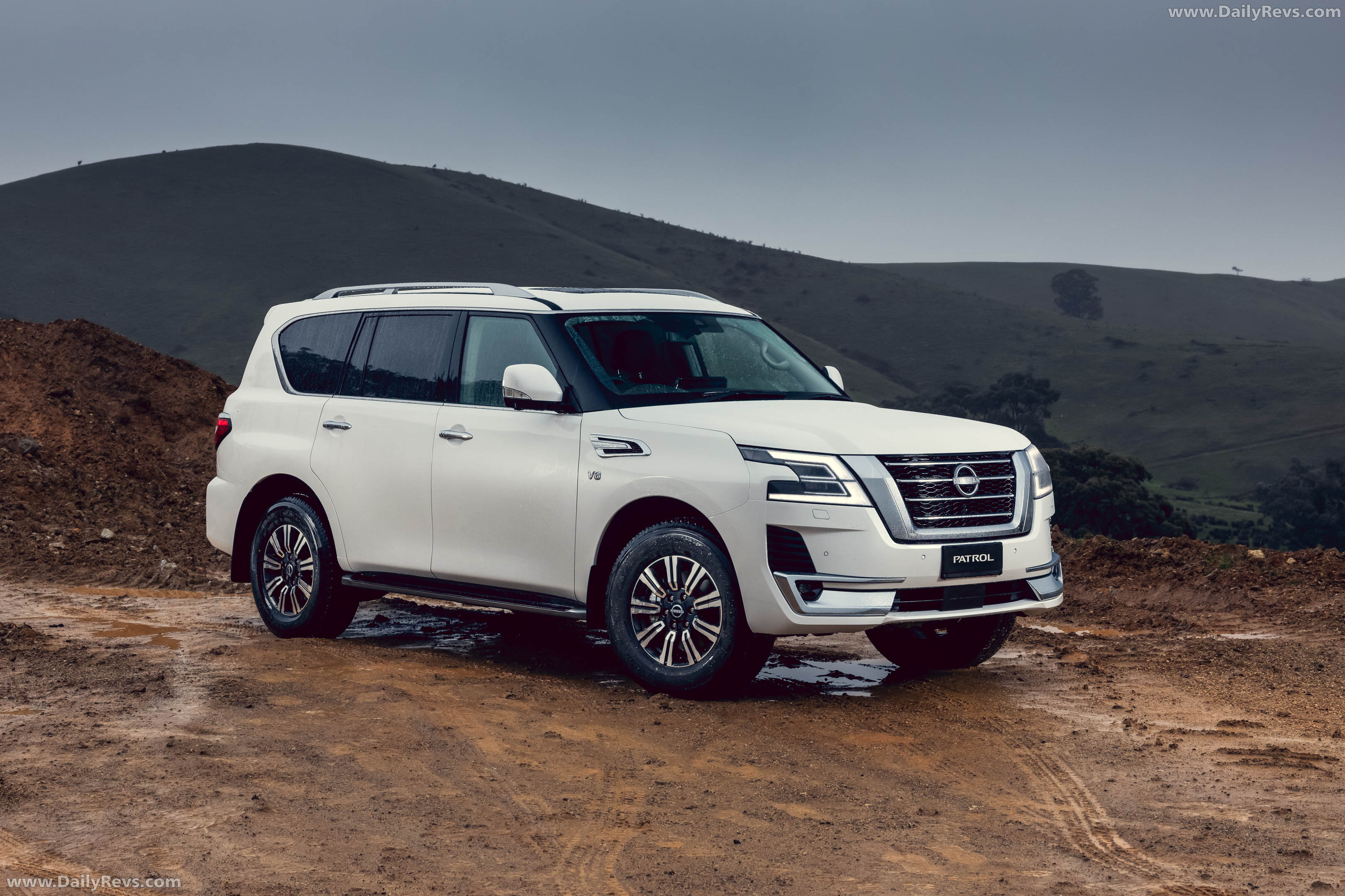 2022 Nissan Patrol Ti-L Y62 Front View