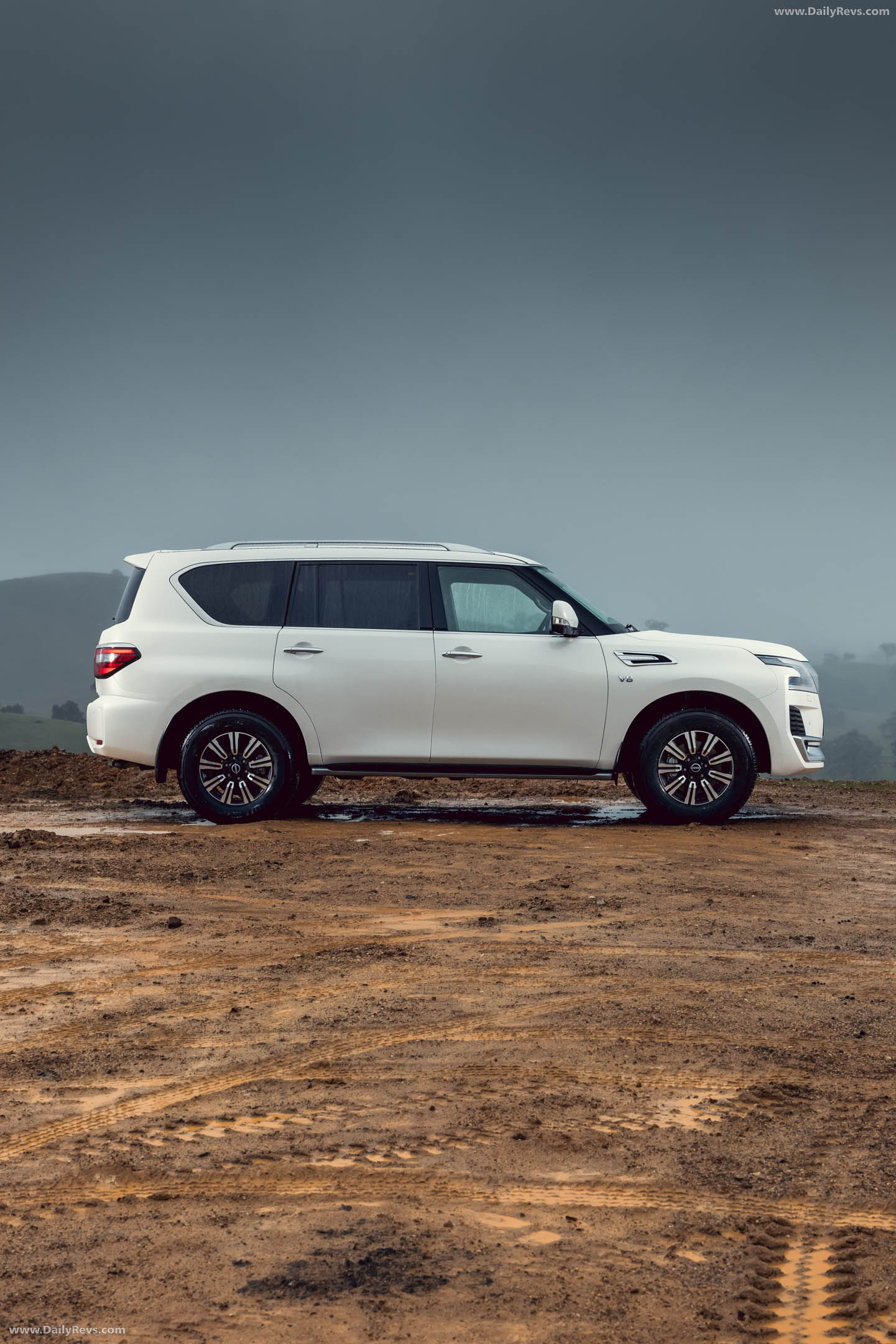 2022 Nissan Patrol Ti-L Y62 Side View