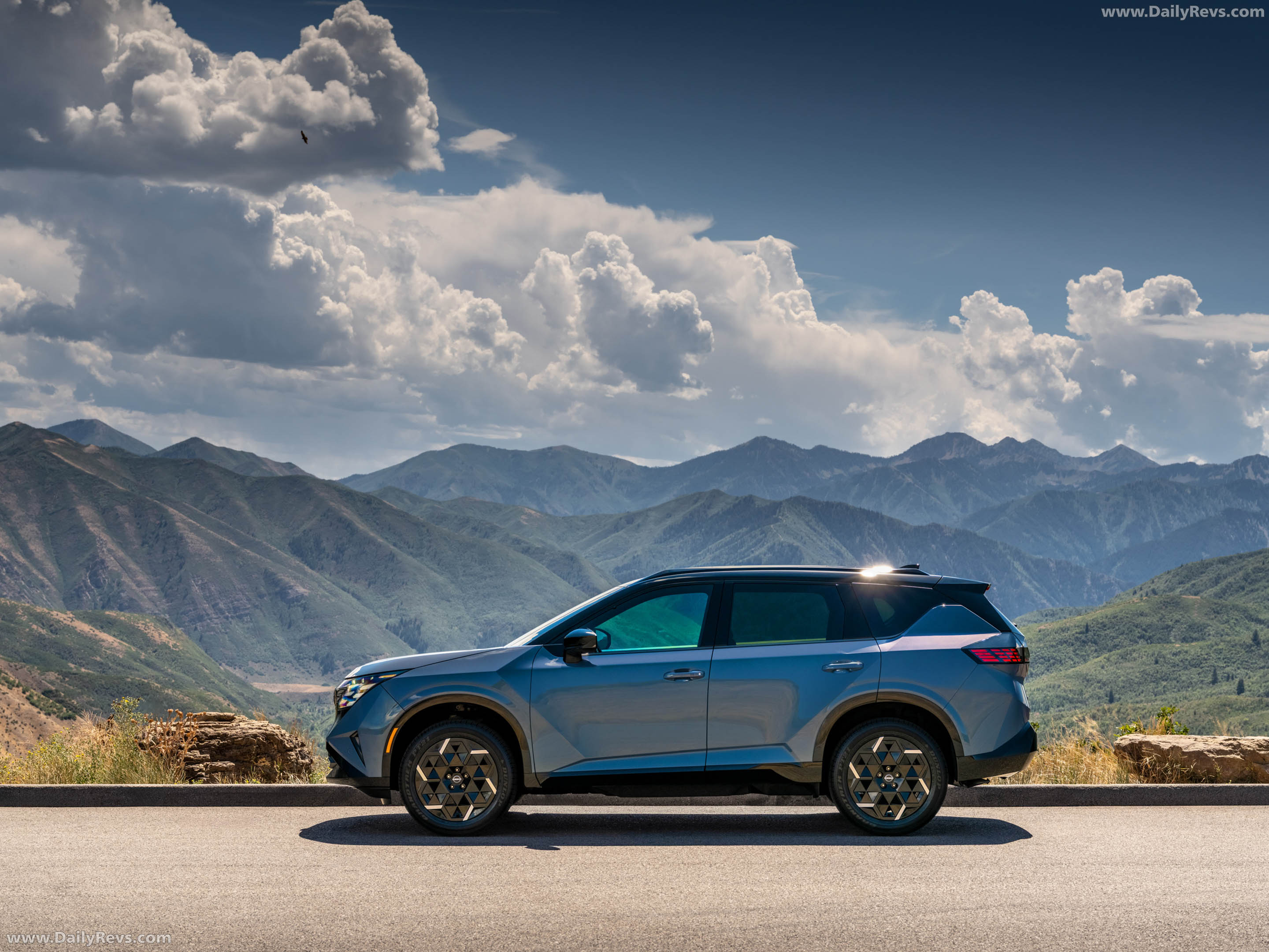 2027 Nissan Rogue Hybrid SR Side View