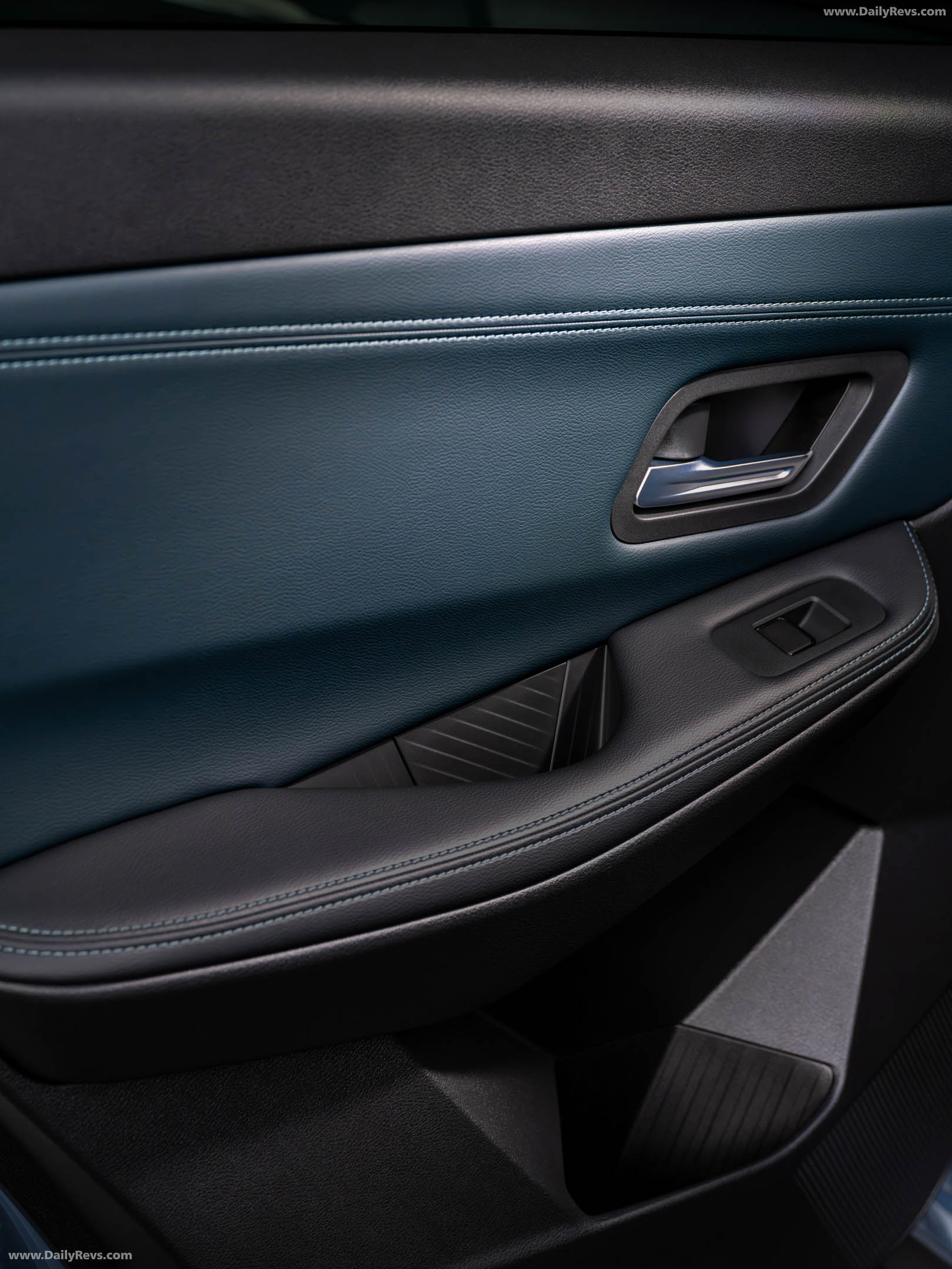 2027 Nissan Rogue Hybrid SR Interior
