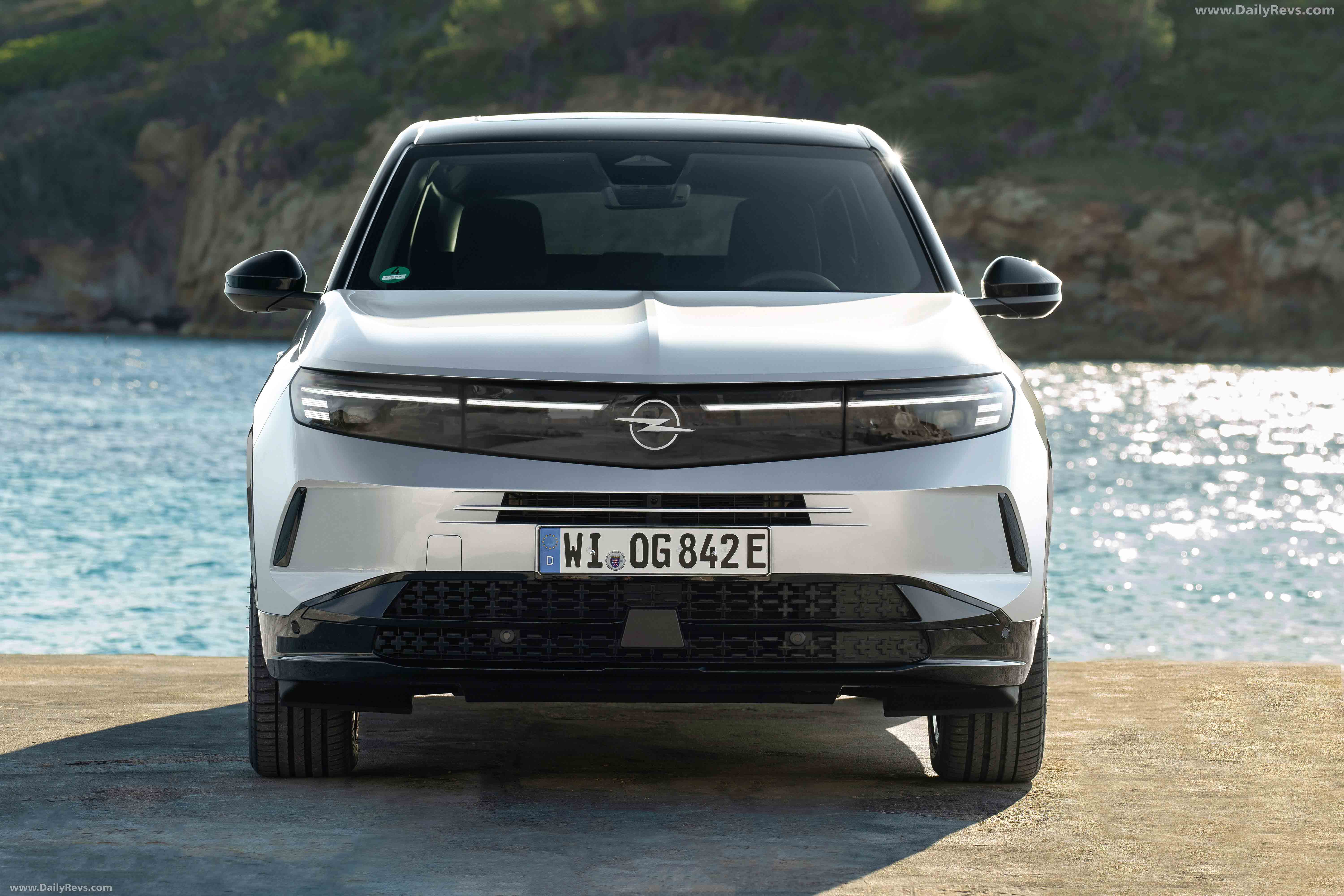 2025 Opel Grandland PHEV Front View