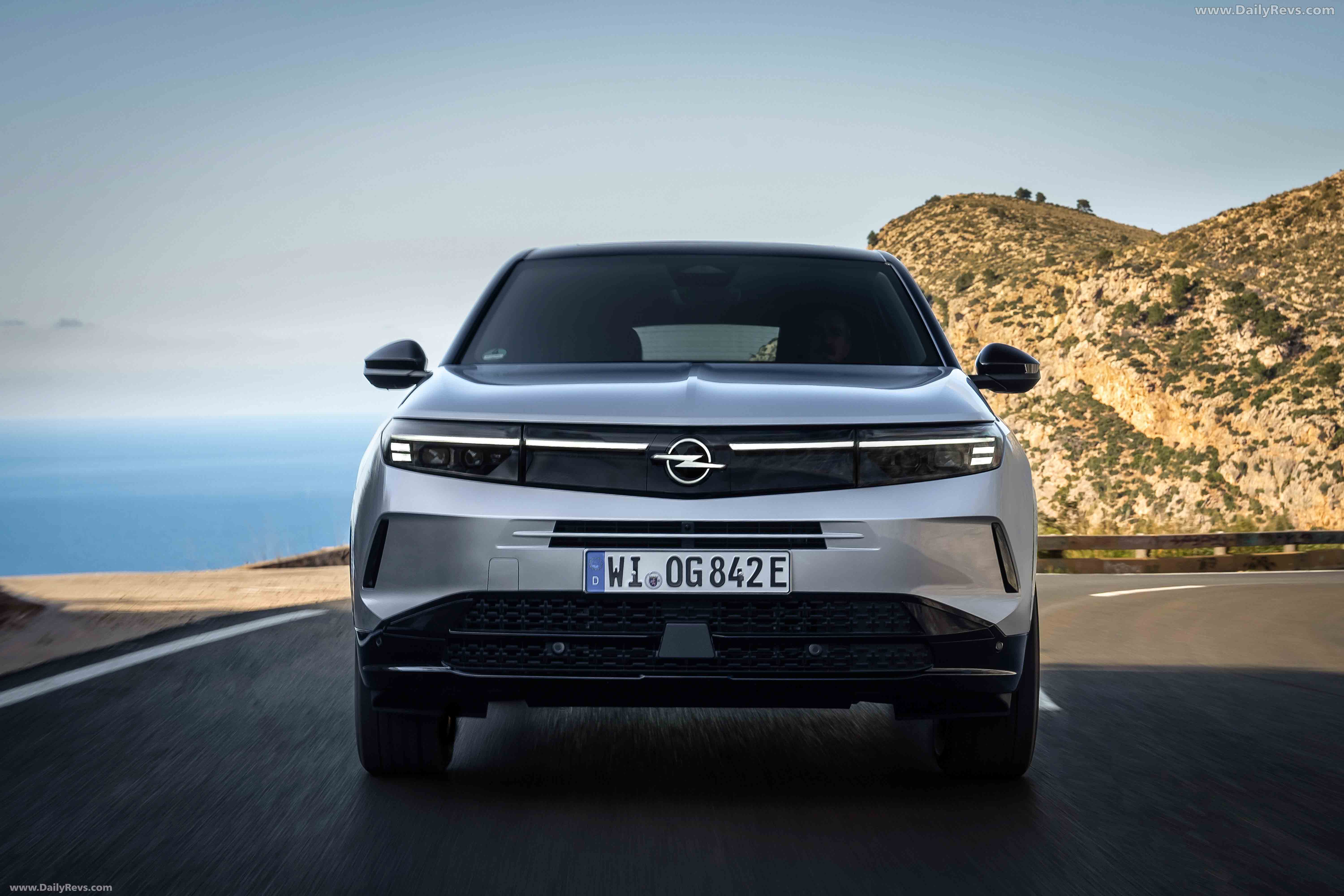 2025 Opel Grandland PHEV Front View