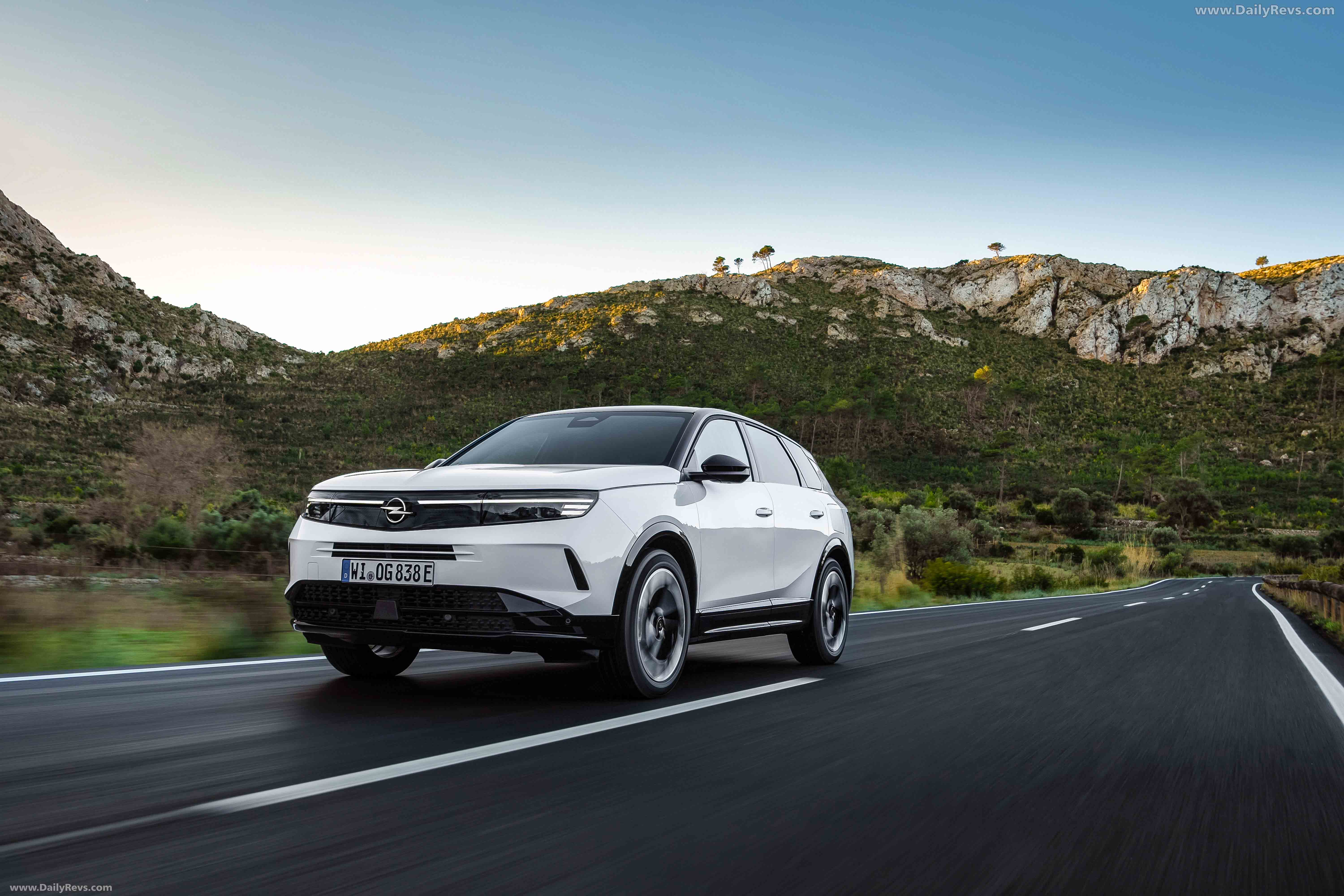 2025 Opel Grandland PHEV Front View