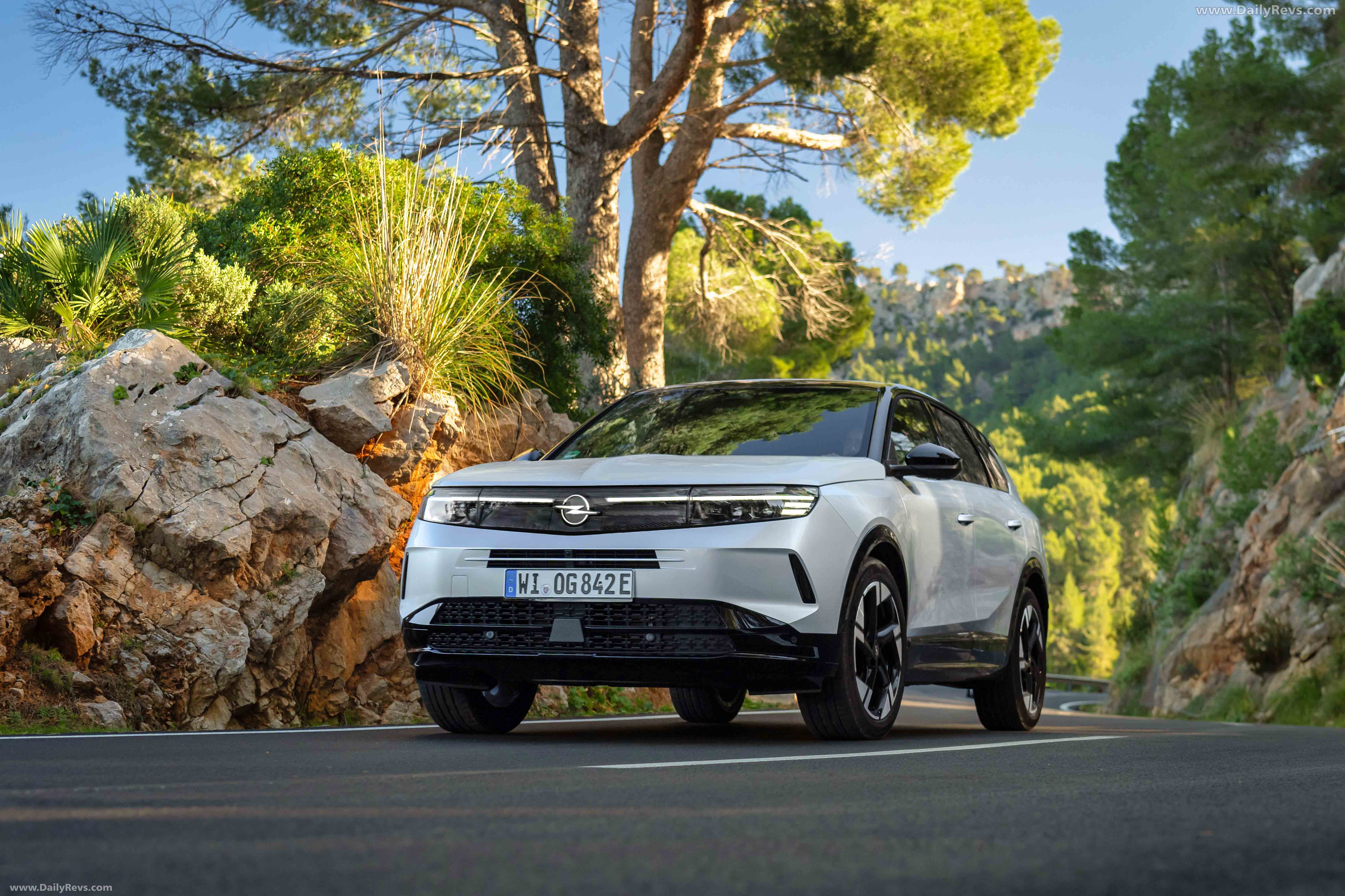 2025 Opel Grandland PHEV Front View
