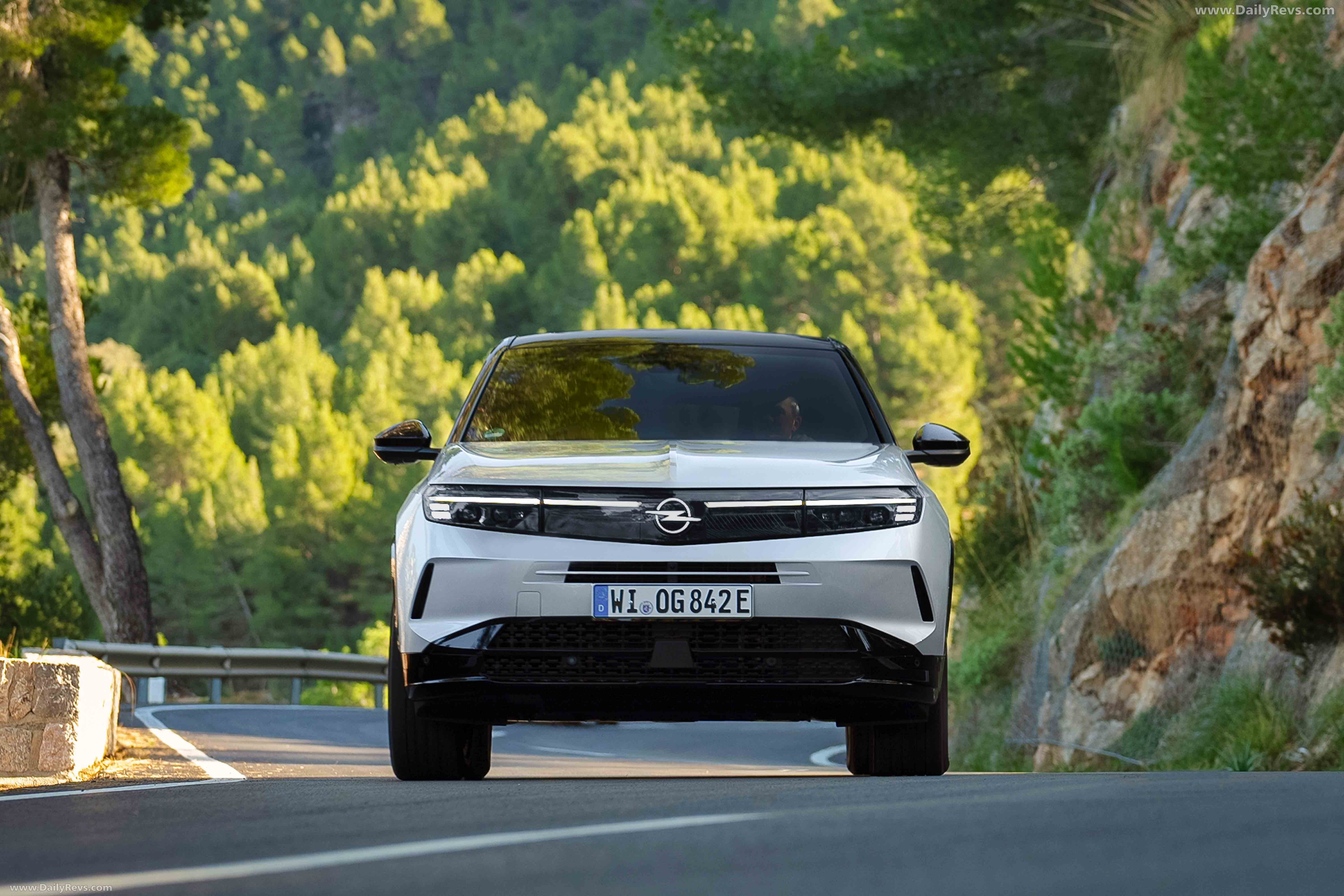 2025 Opel Grandland PHEV Front View