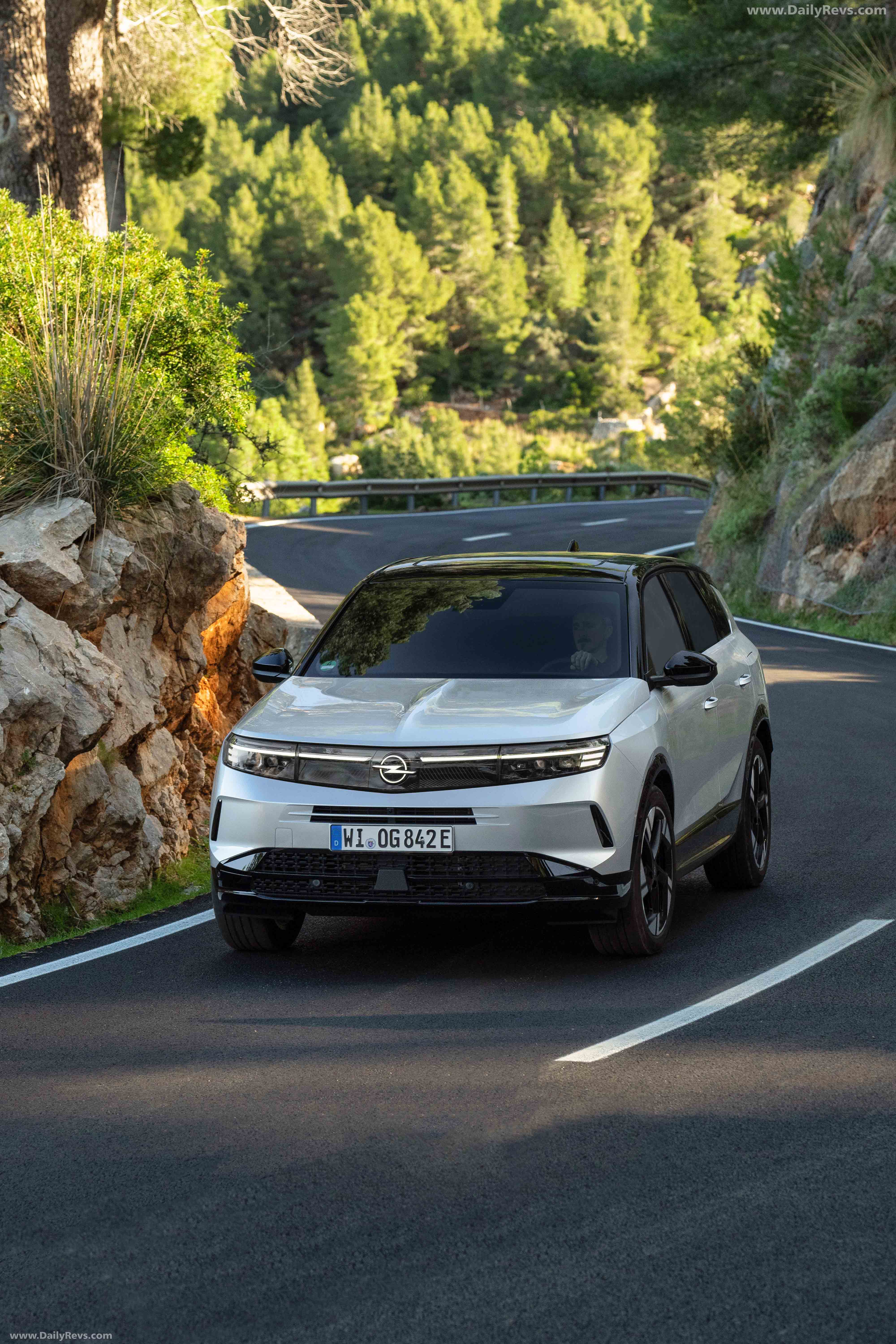 2025 Opel Grandland PHEV Front View