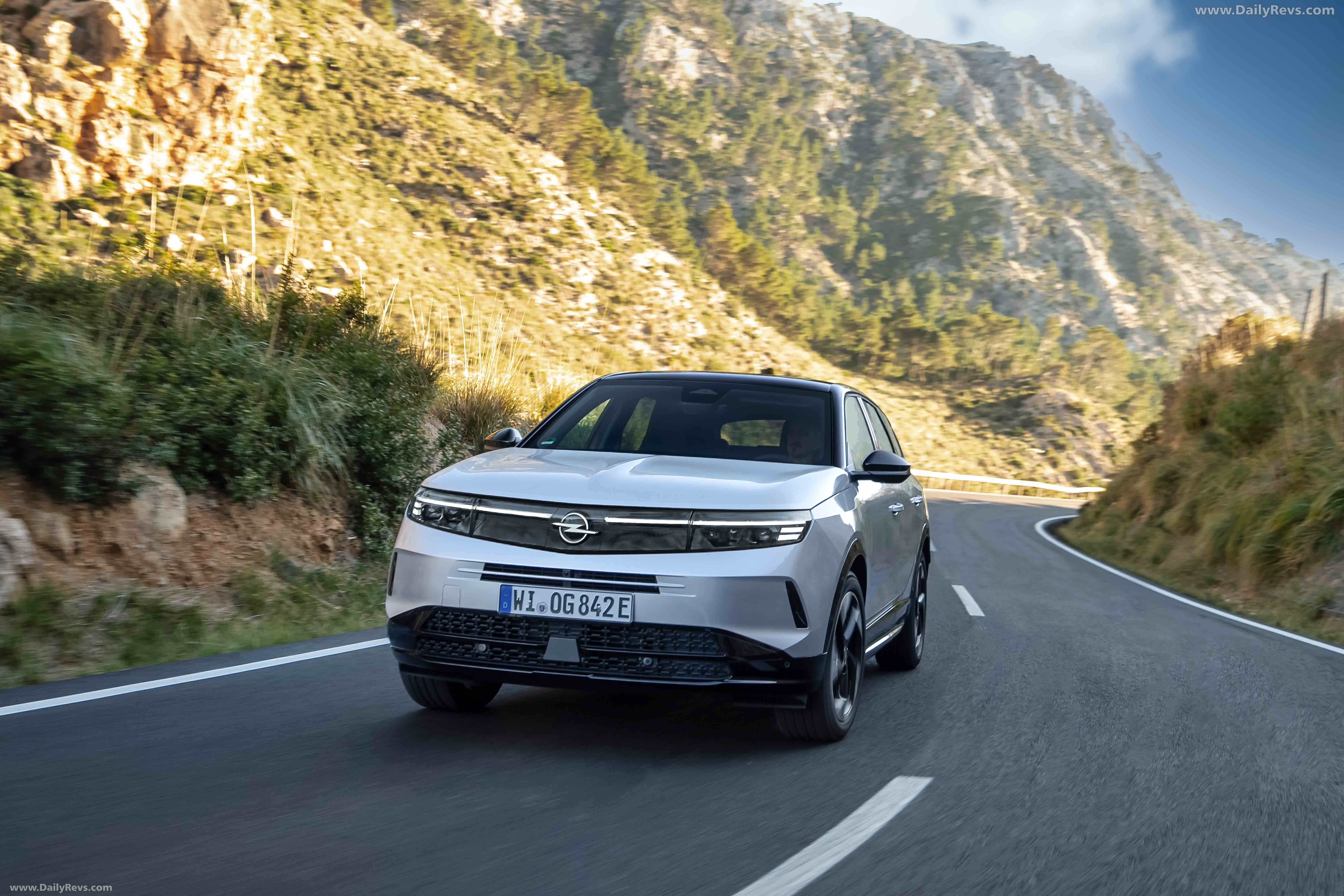 2025 Opel Grandland PHEV Front View