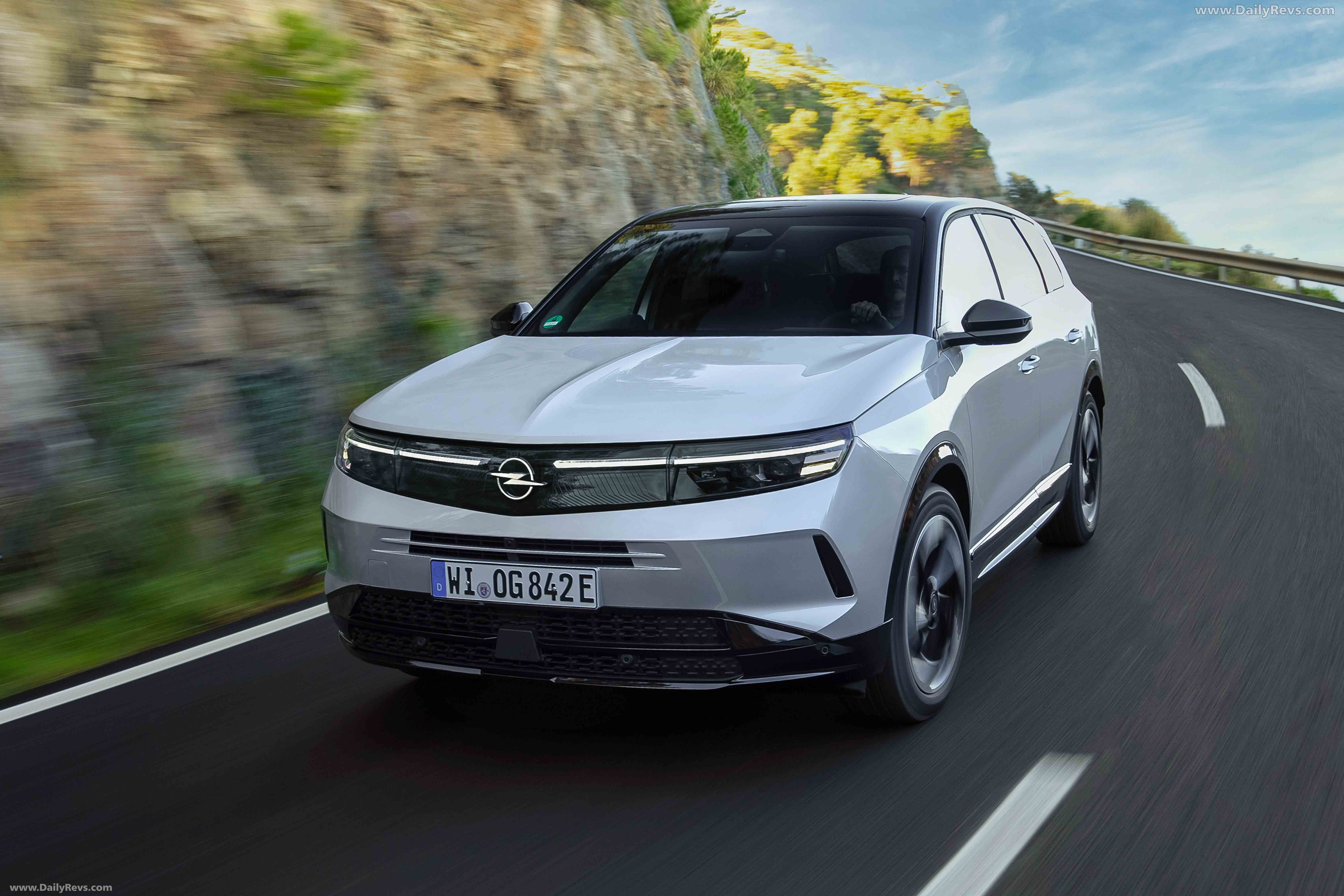 2025 Opel Grandland PHEV Front View