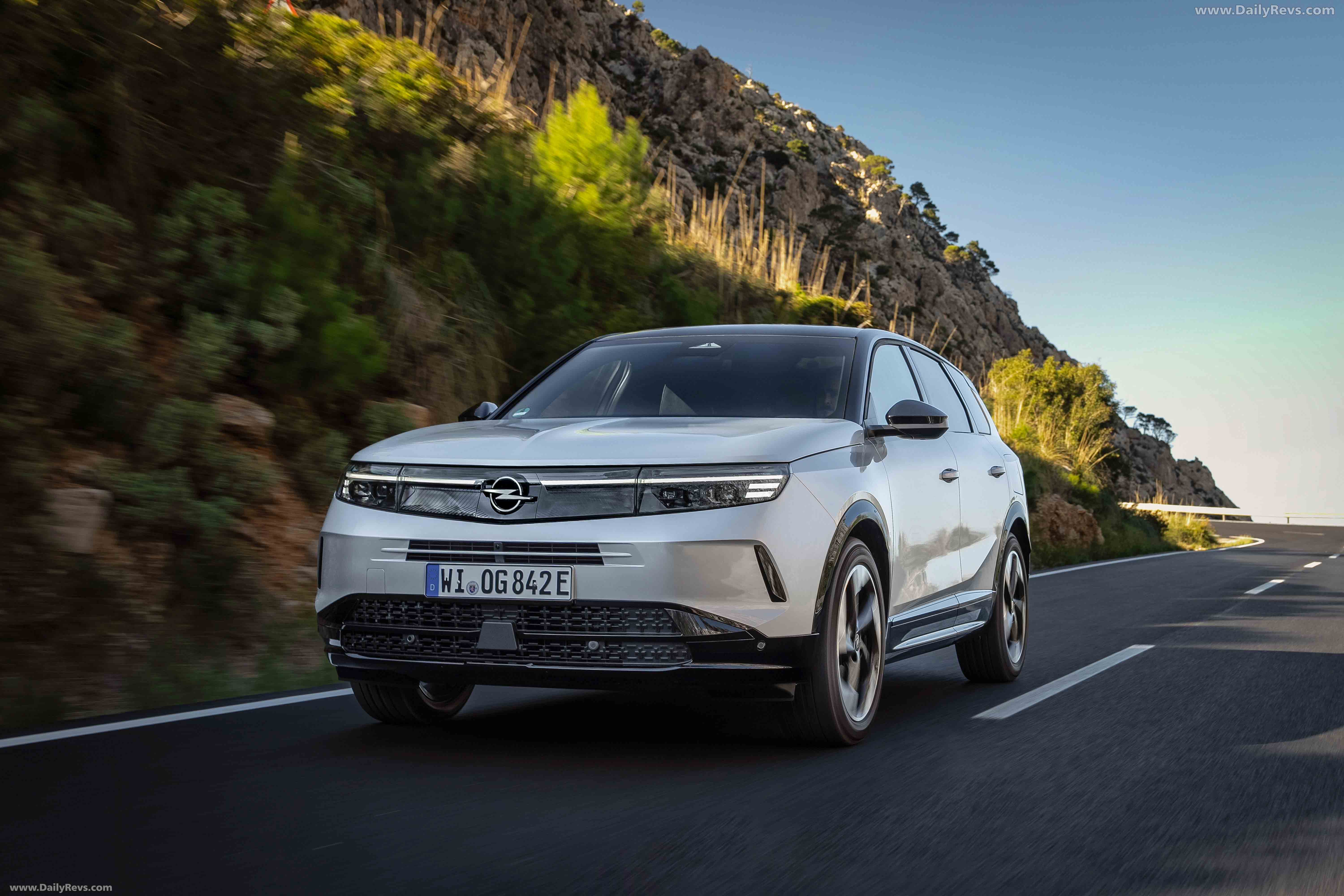 2025 Opel Grandland PHEV Front View