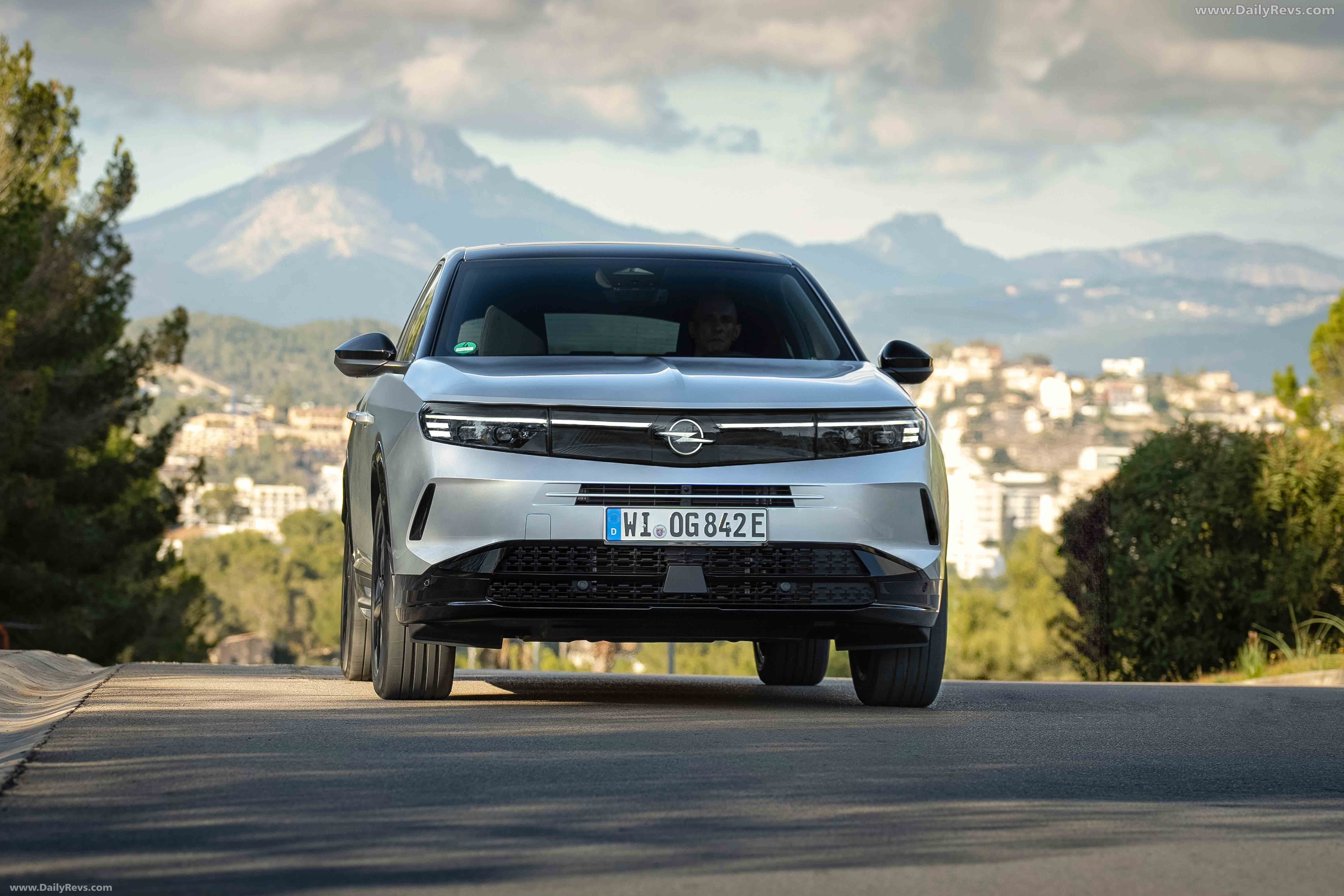 2025 Opel Grandland PHEV Front View