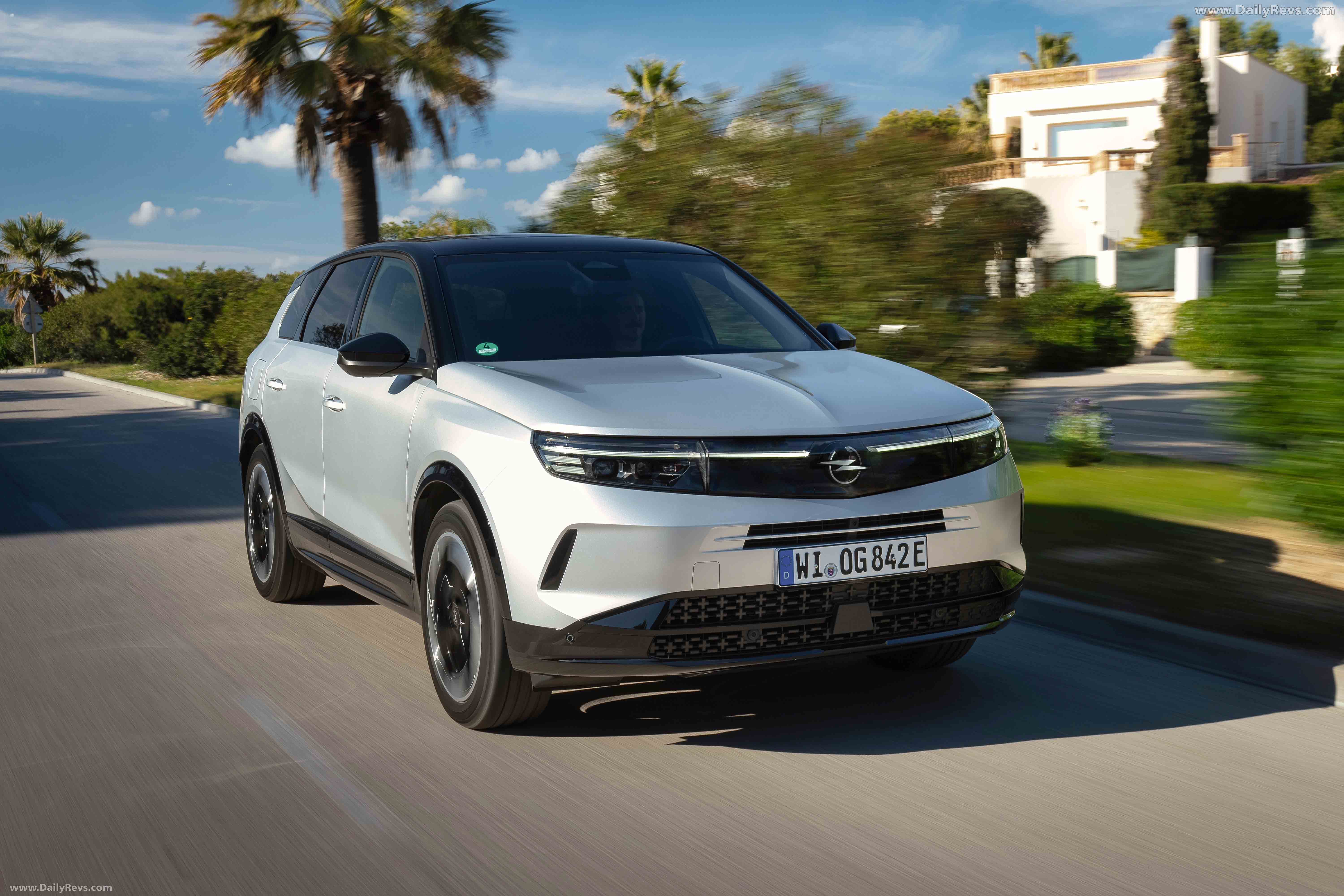 2025 Opel Grandland PHEV Front View