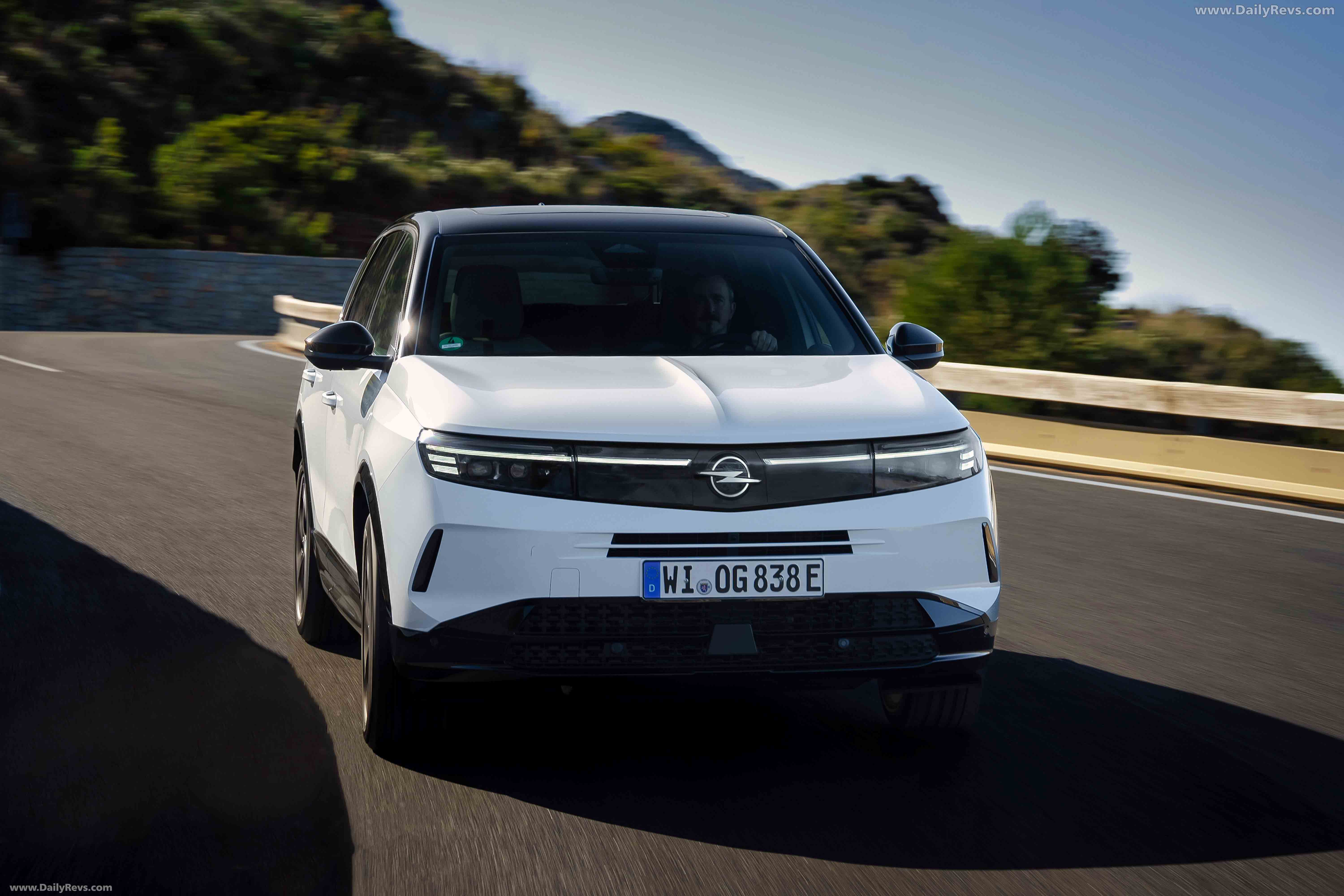 2025 Opel Grandland PHEV Front View