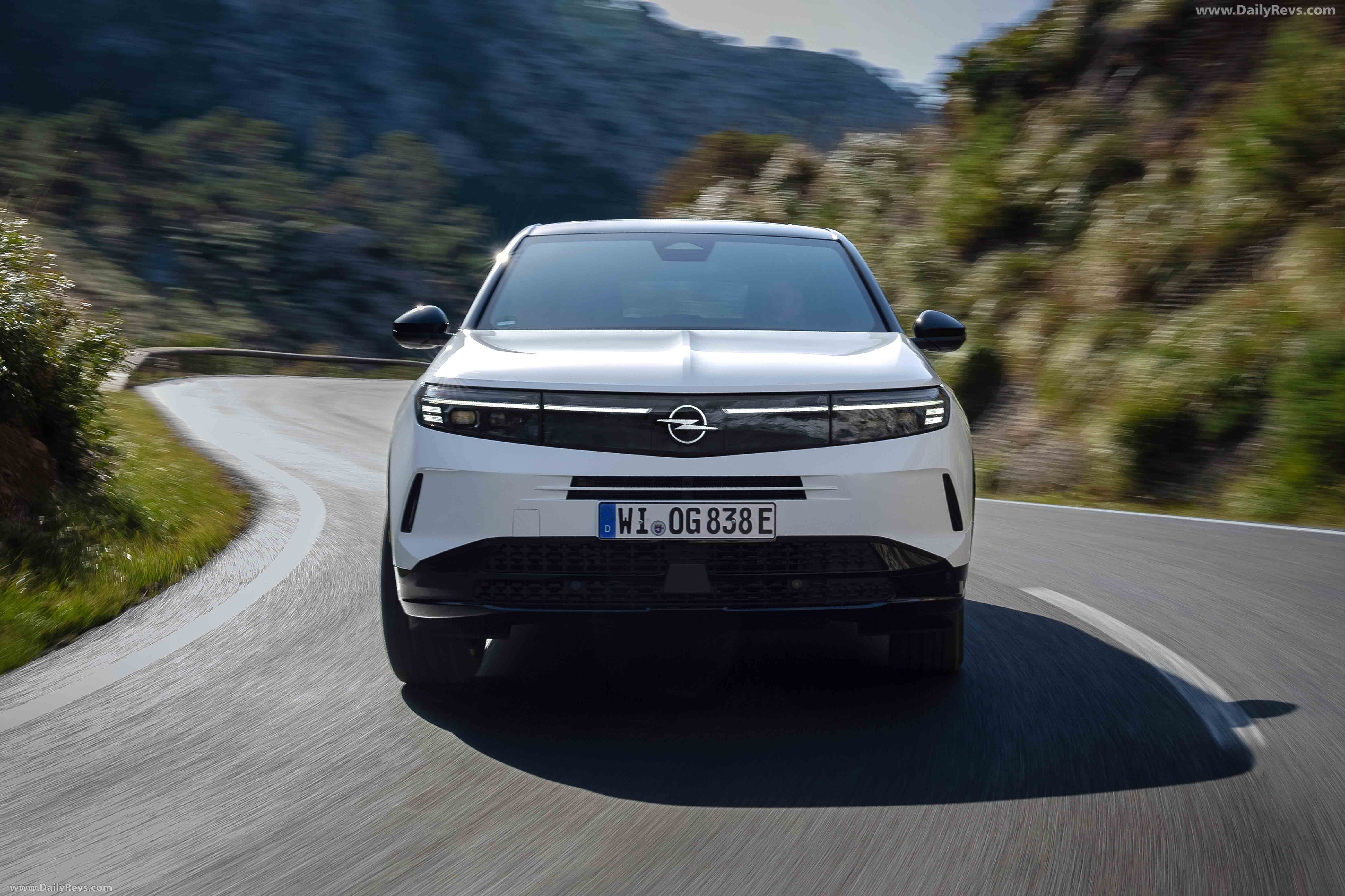 2025 Opel Grandland PHEV Front View