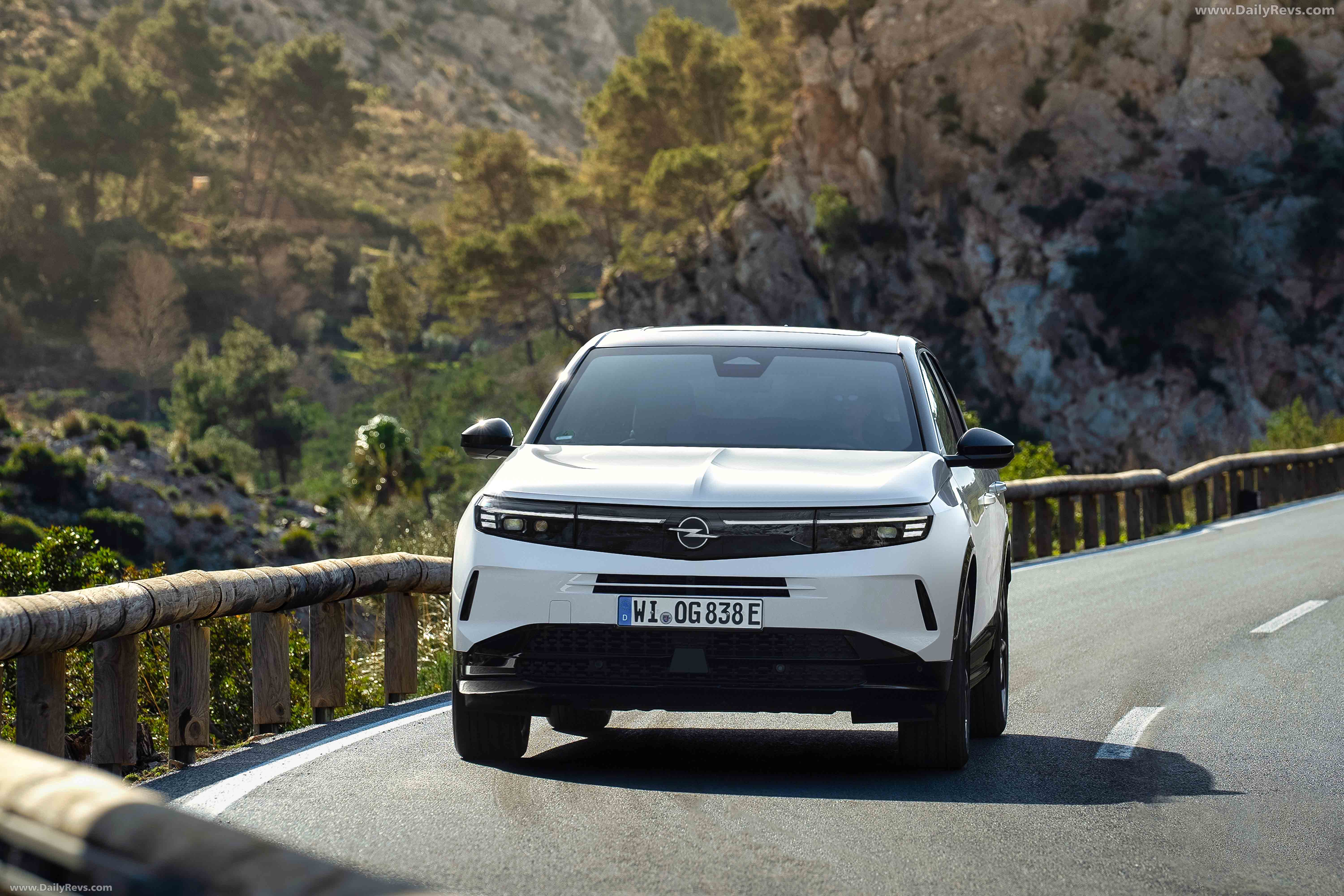 2025 Opel Grandland PHEV Front View