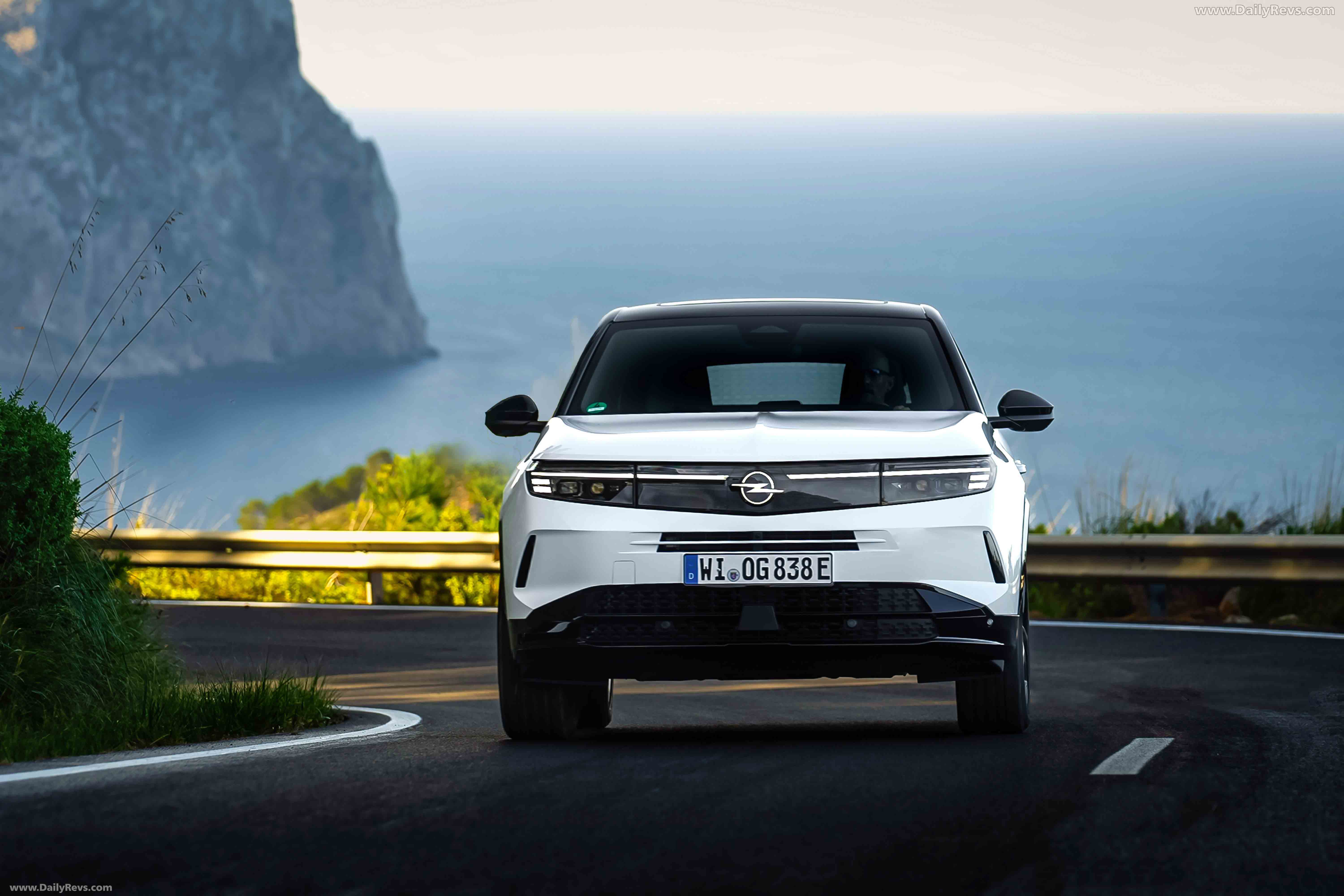 2025 Opel Grandland PHEV Front View