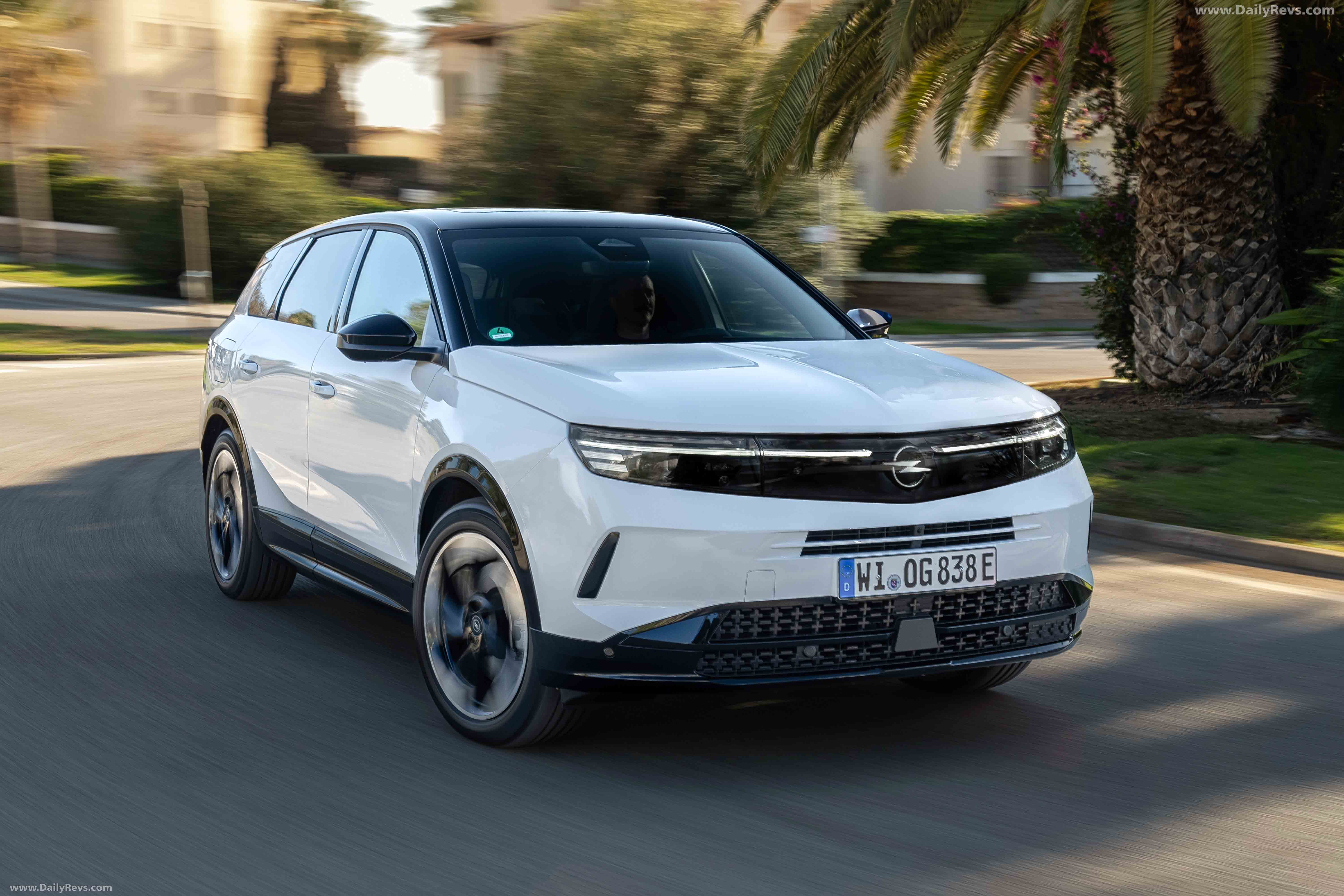 2025 Opel Grandland PHEV Front View