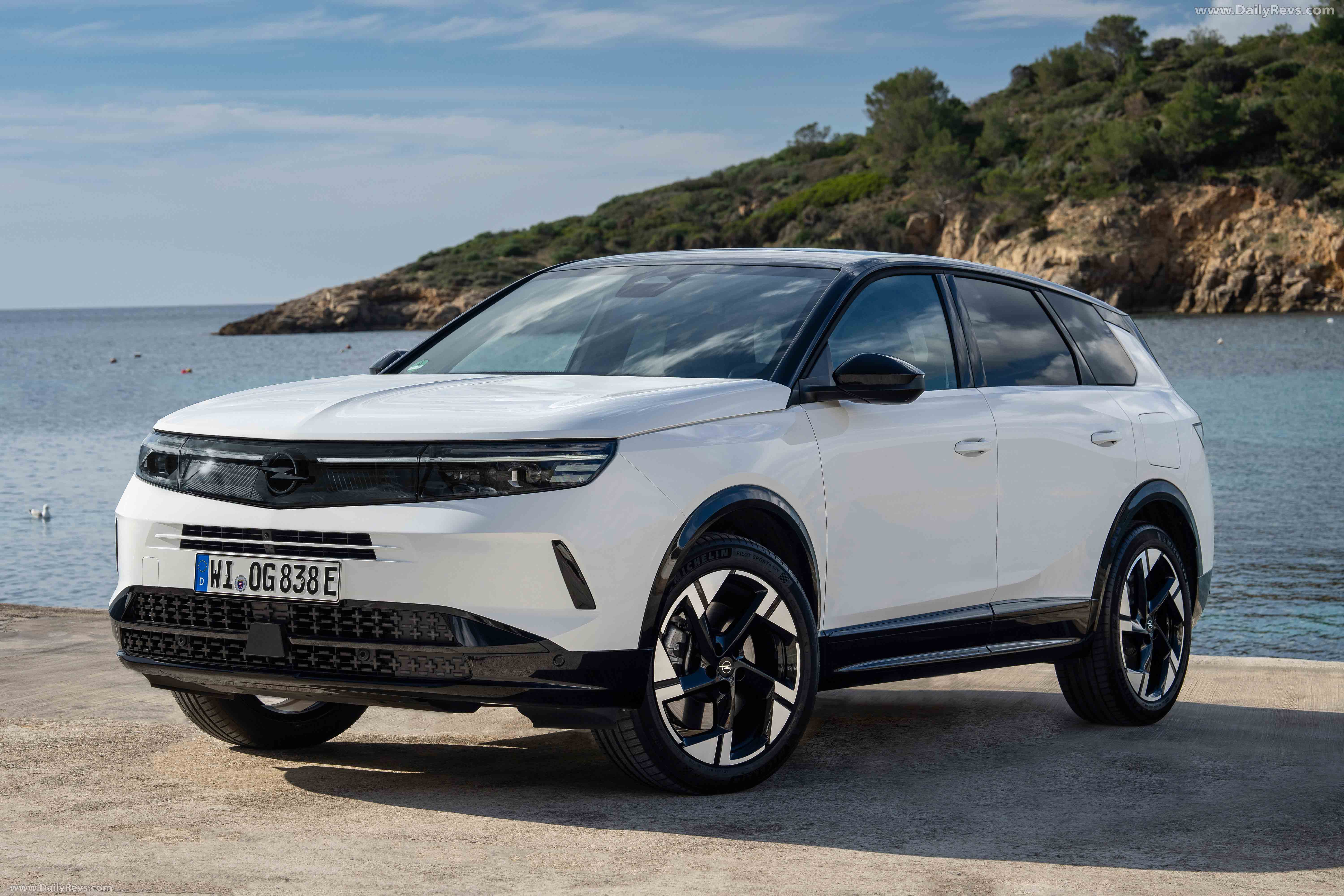 2025 Opel Grandland PHEV Front View