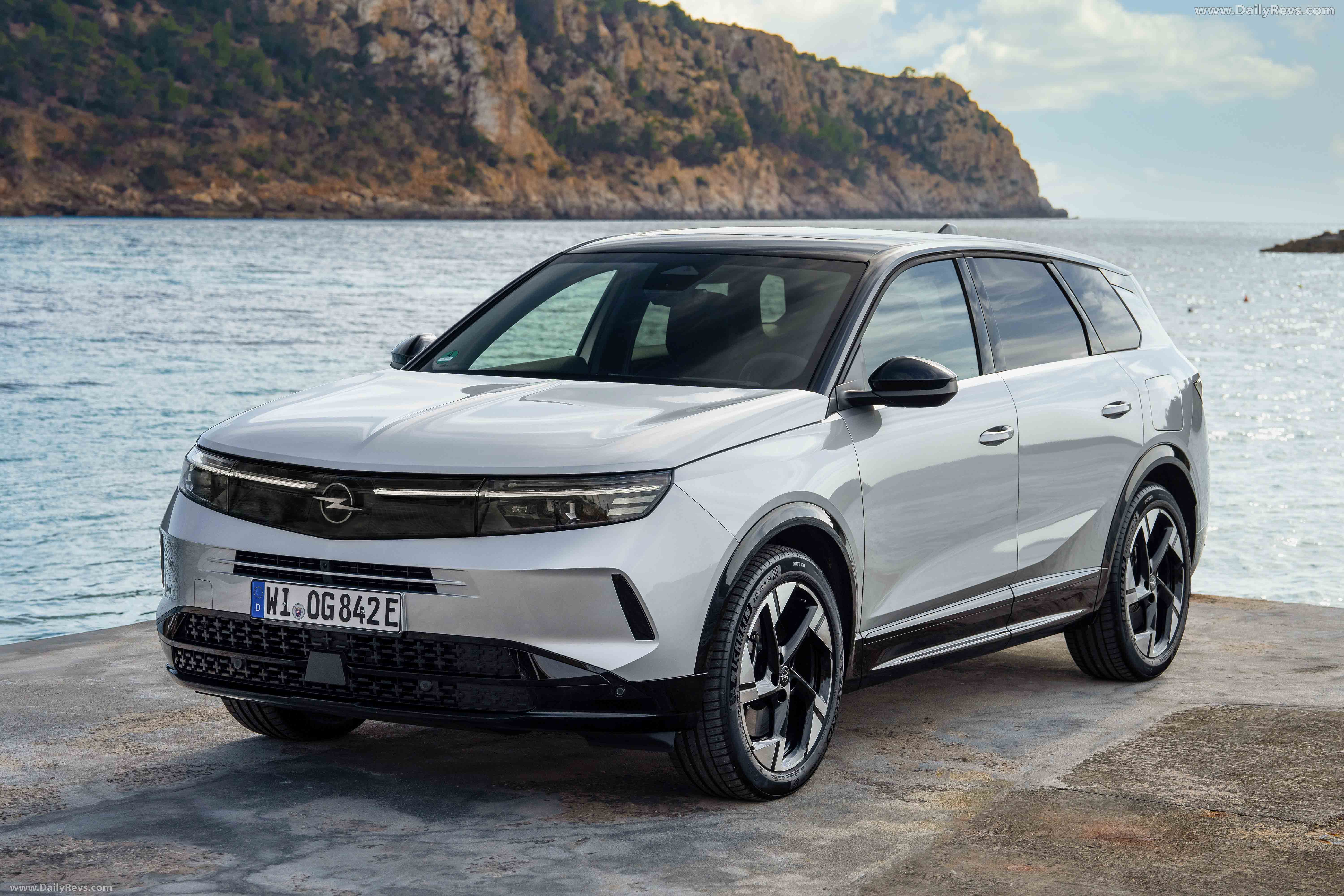 2025 Opel Grandland PHEV Front View