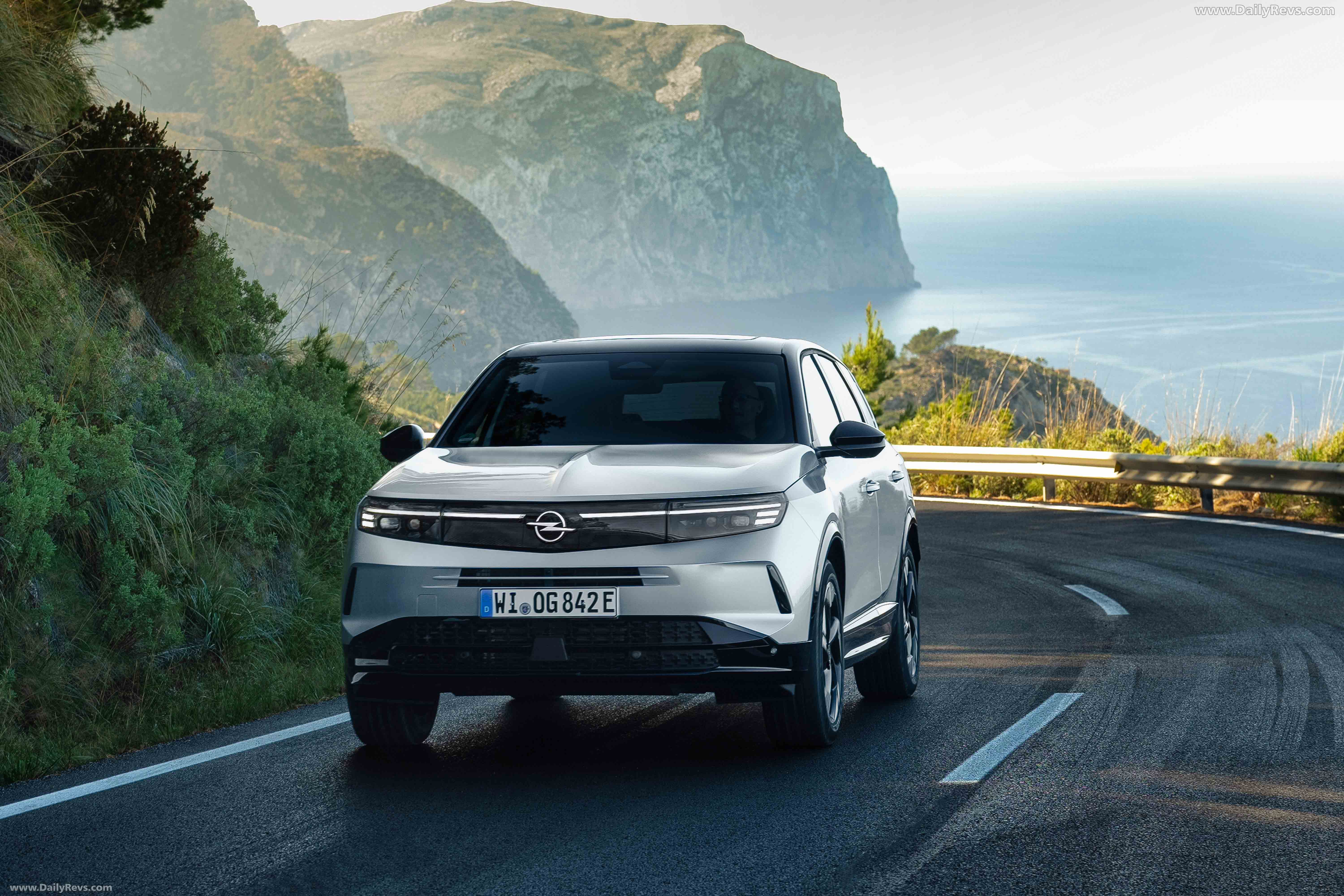 2025 Opel Grandland PHEV Front View