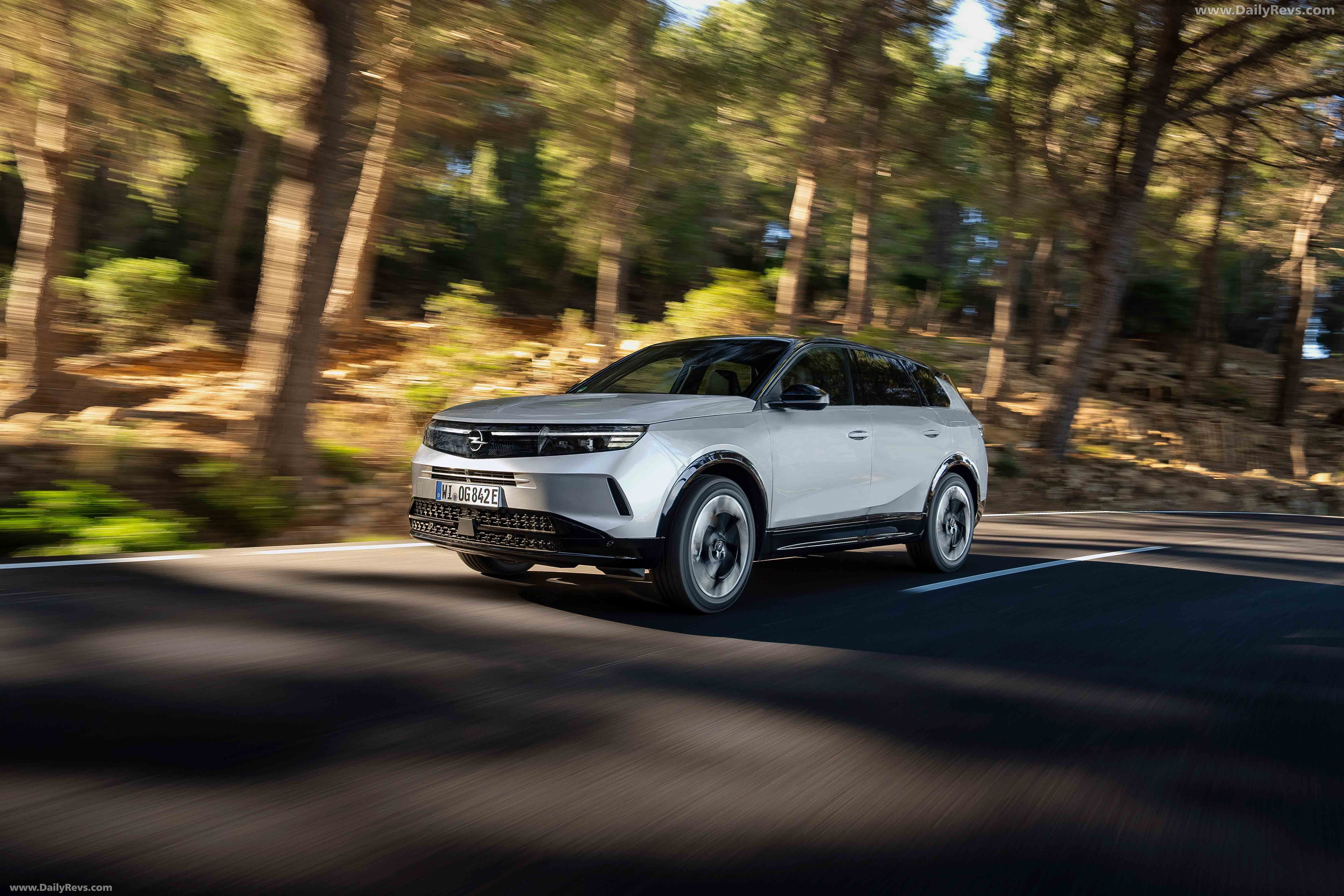 2025 Opel Grandland PHEV Front View
