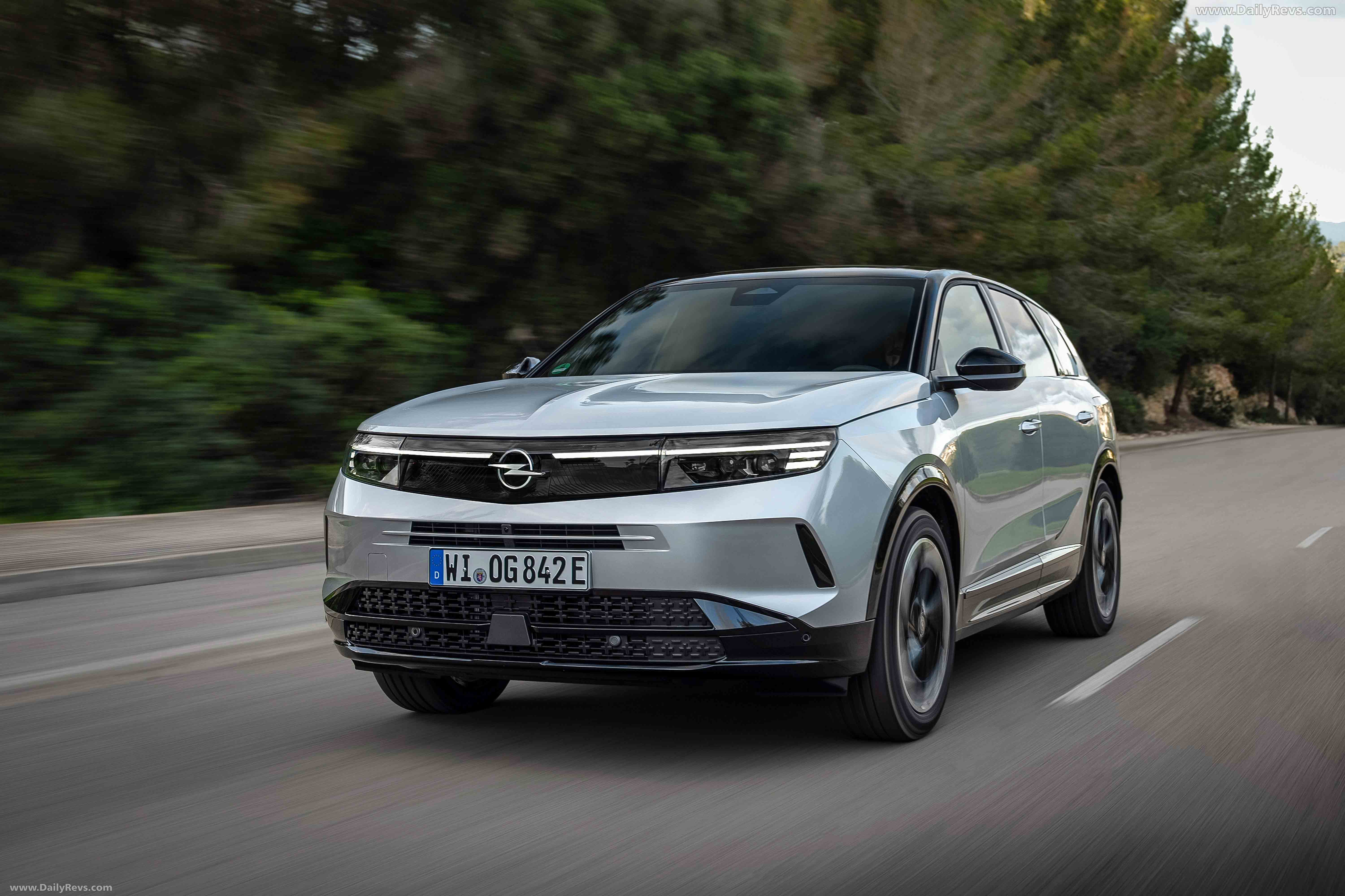 2025 Opel Grandland PHEV Front View